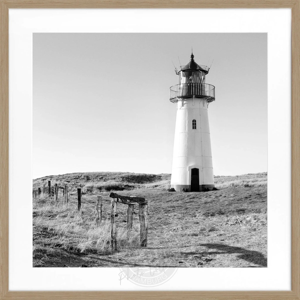 Schwarz-weiß Poster mit Rahmen von Cosman-Photocollection, Leuchtturm List West auf Sylt, quadratisch, 55x55cm, Fotokunst