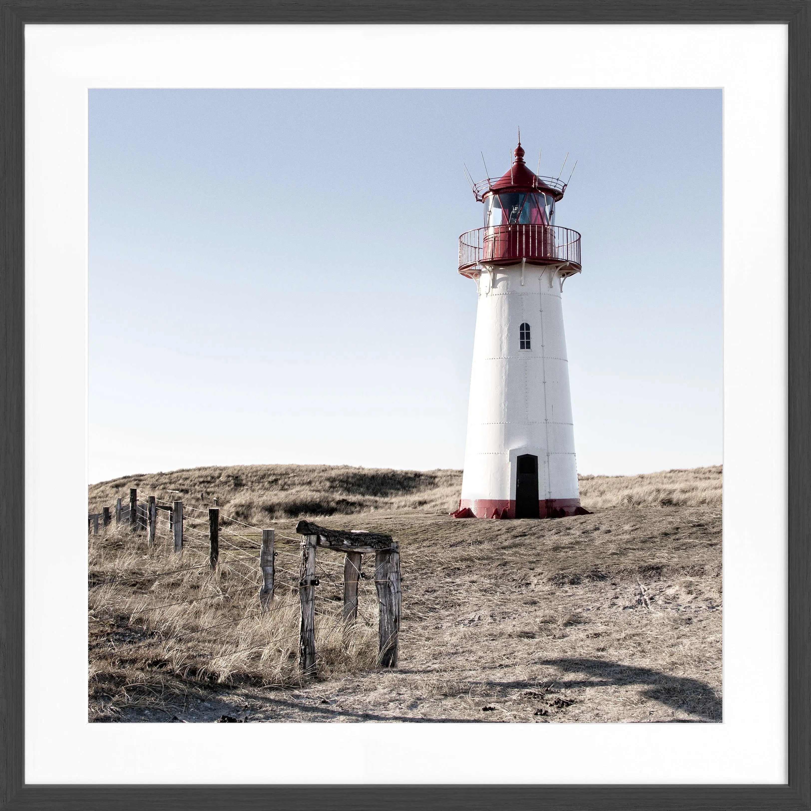 Schwarz-weiß Poster mit Rahmen, Leuchtturm List West auf Sylt, von Cosman-Photocollection, quadratisch 55x55cm.