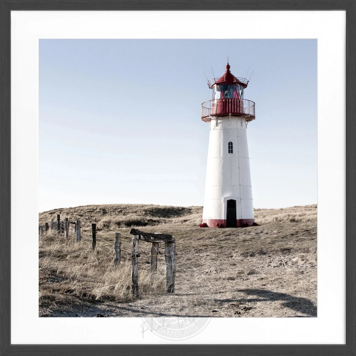 Schwarz-weiß Poster mit Rahmen, Leuchtturm List West auf Sylt, von Cosman-Photocollection, quadratisch 55x55cm.