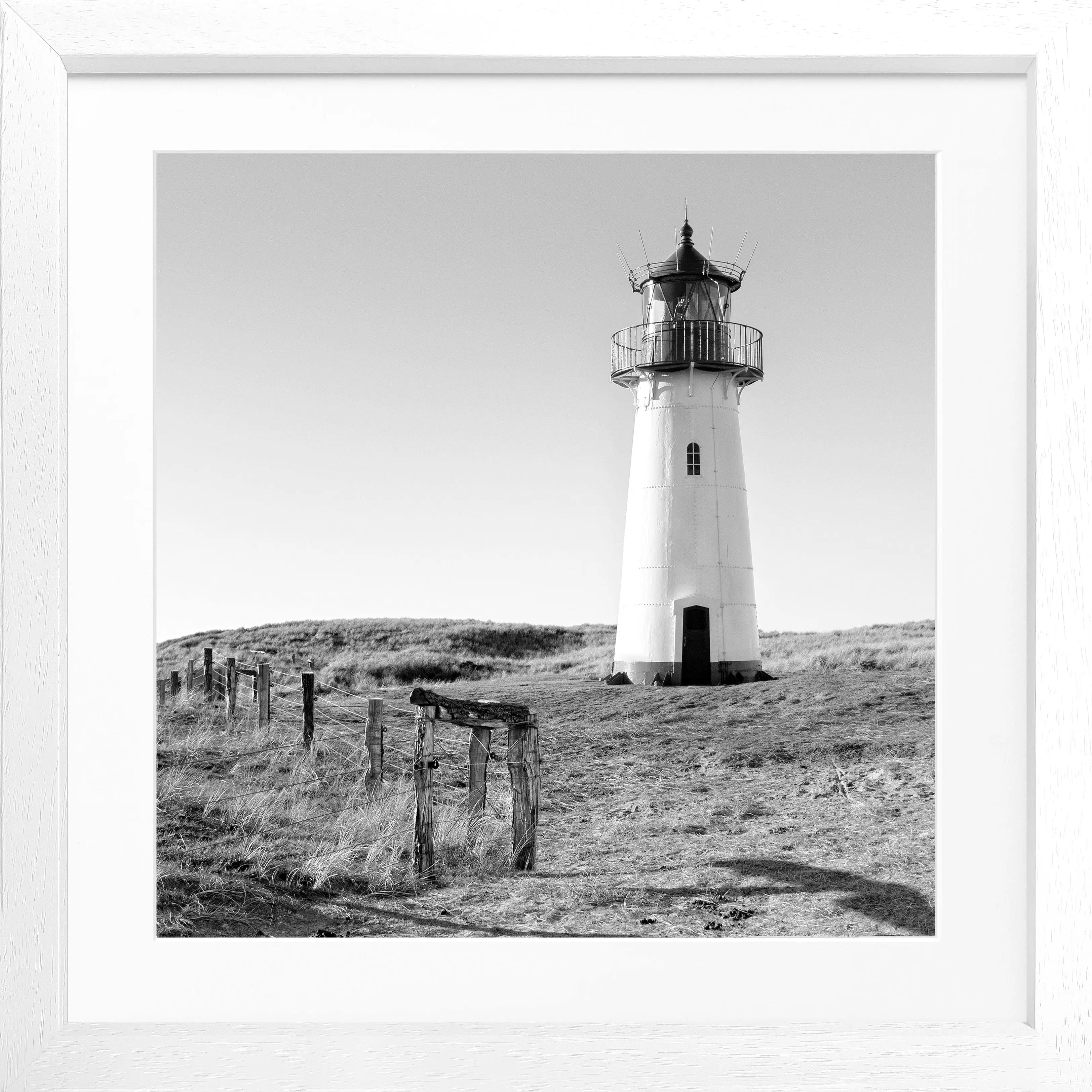 Schwarz-weiß Poster mit Rahmen von Cosman-Photocollection, Leuchtturm List West auf Sylt, quadratisches Format 55x55 cm.