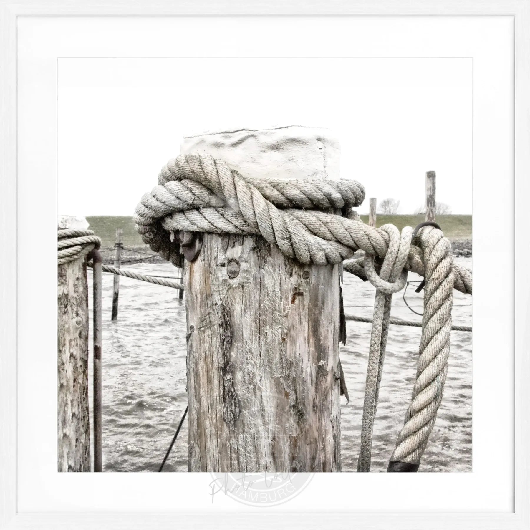 Schwarz-weiß Poster mit Rahmen ’Poller’ Rantum Sylt von Cosman-Photocollection, quadratisch, 55x55cm, Motiv an der Küste