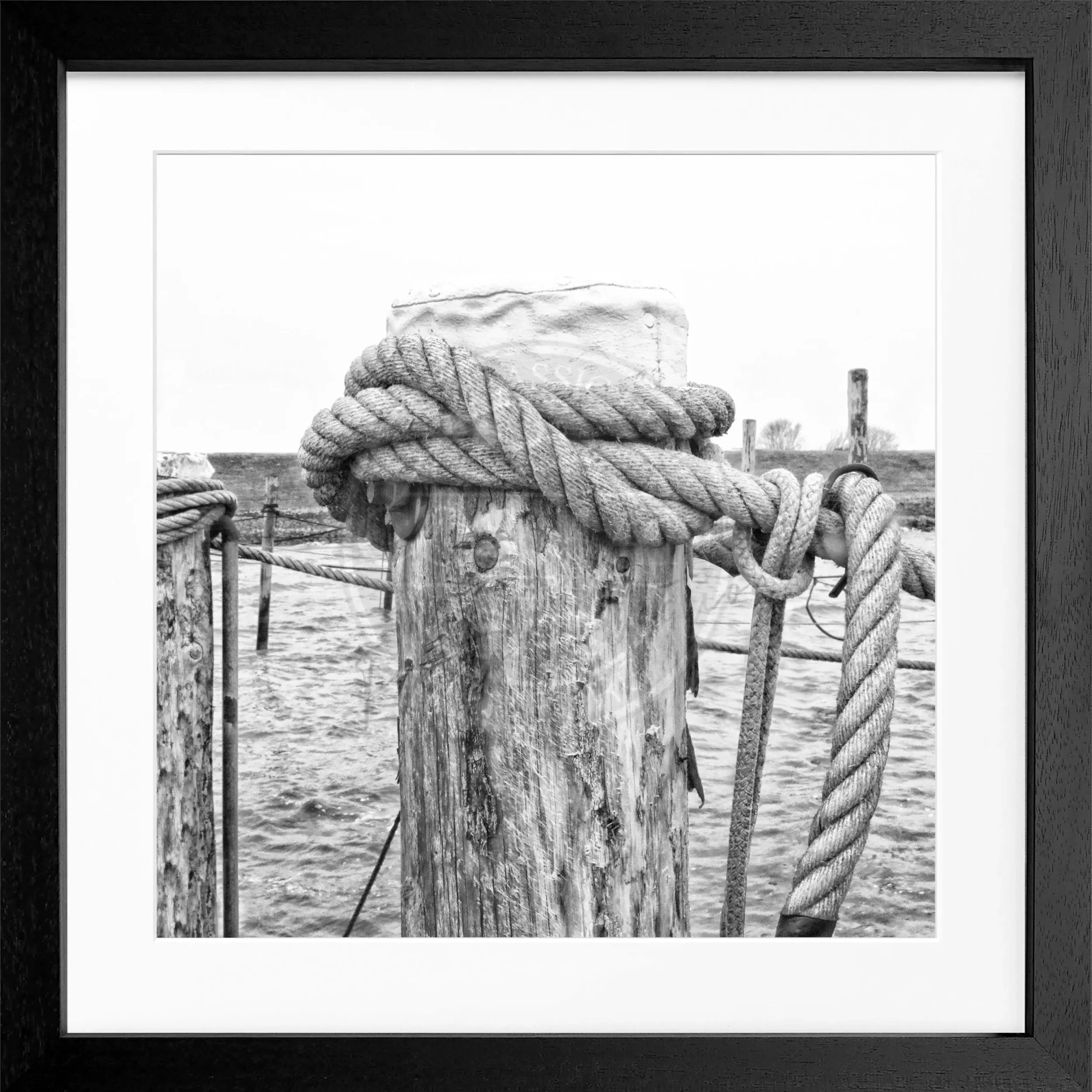 Schwarz-weiß Poster mit Rahmen »Poller« Rantum Sylt, 55x55cm, von Cosman-Photocollection, quadratisches Wandbild
