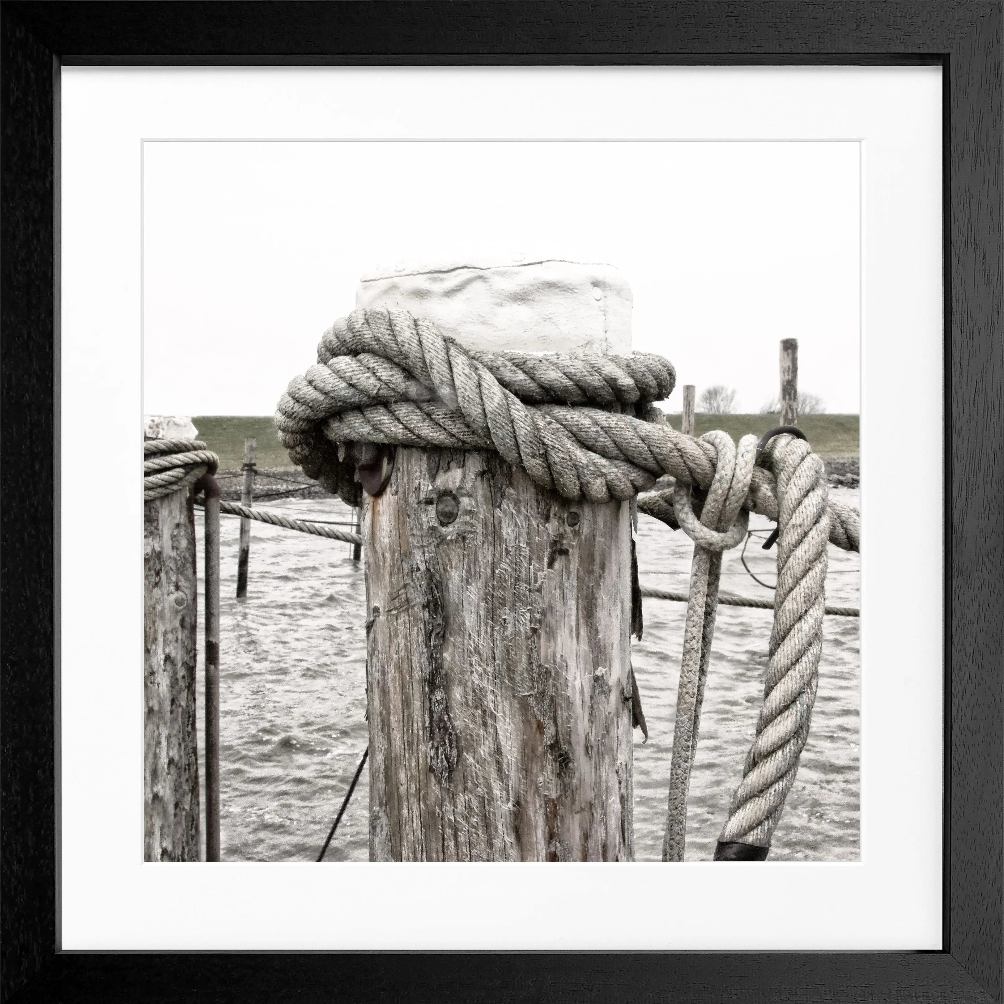Schwarz-Weiß Poster mit Rahmen ’Poller’ Rantum Sylt, quadratisch 55x55cm, von Cosman-Photocollection, modernes Wandbild