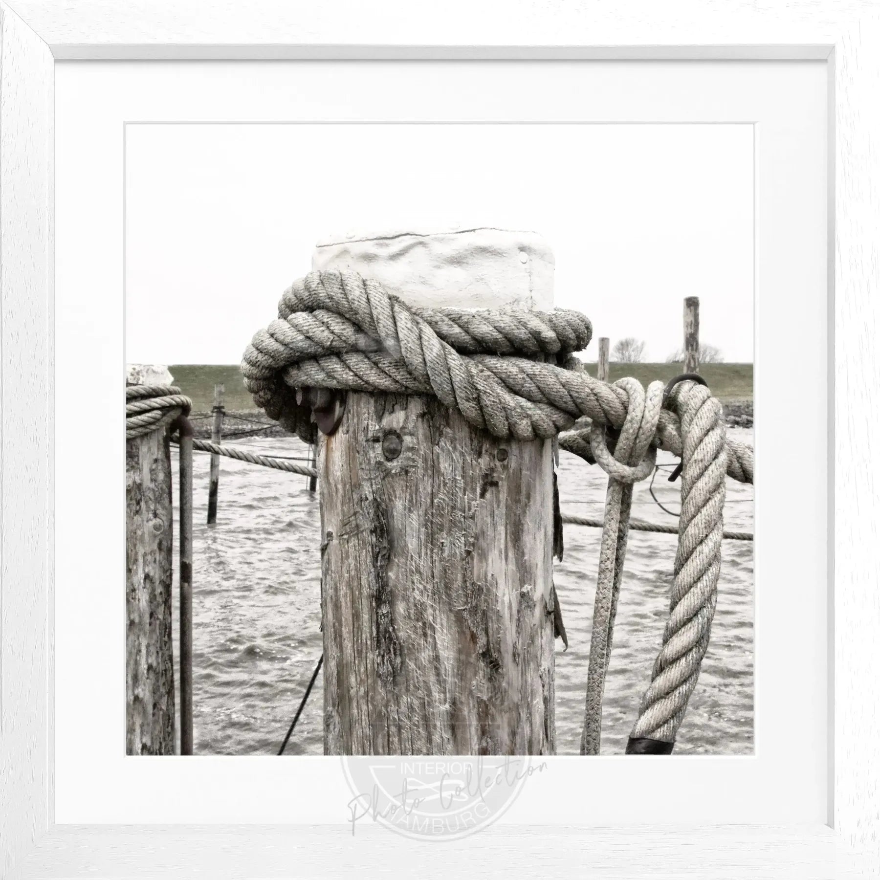 Schwarz-weiß Poster mit Rahmen 'Poller' Rantum Sylt von Cosman-Photocollection, quadratisches 55x55cm Wandbild