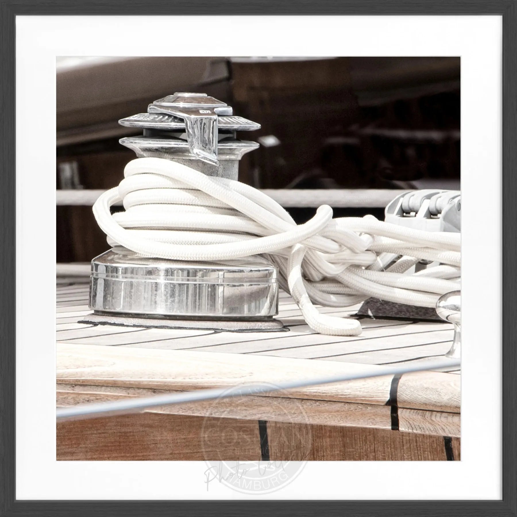 Schwarz-weiß Poster mit Rahmen ’Sailing’ Saint Tropez von Cosman-Photocollection, quadratisch 55x55cm, maritime Segelboot Szene