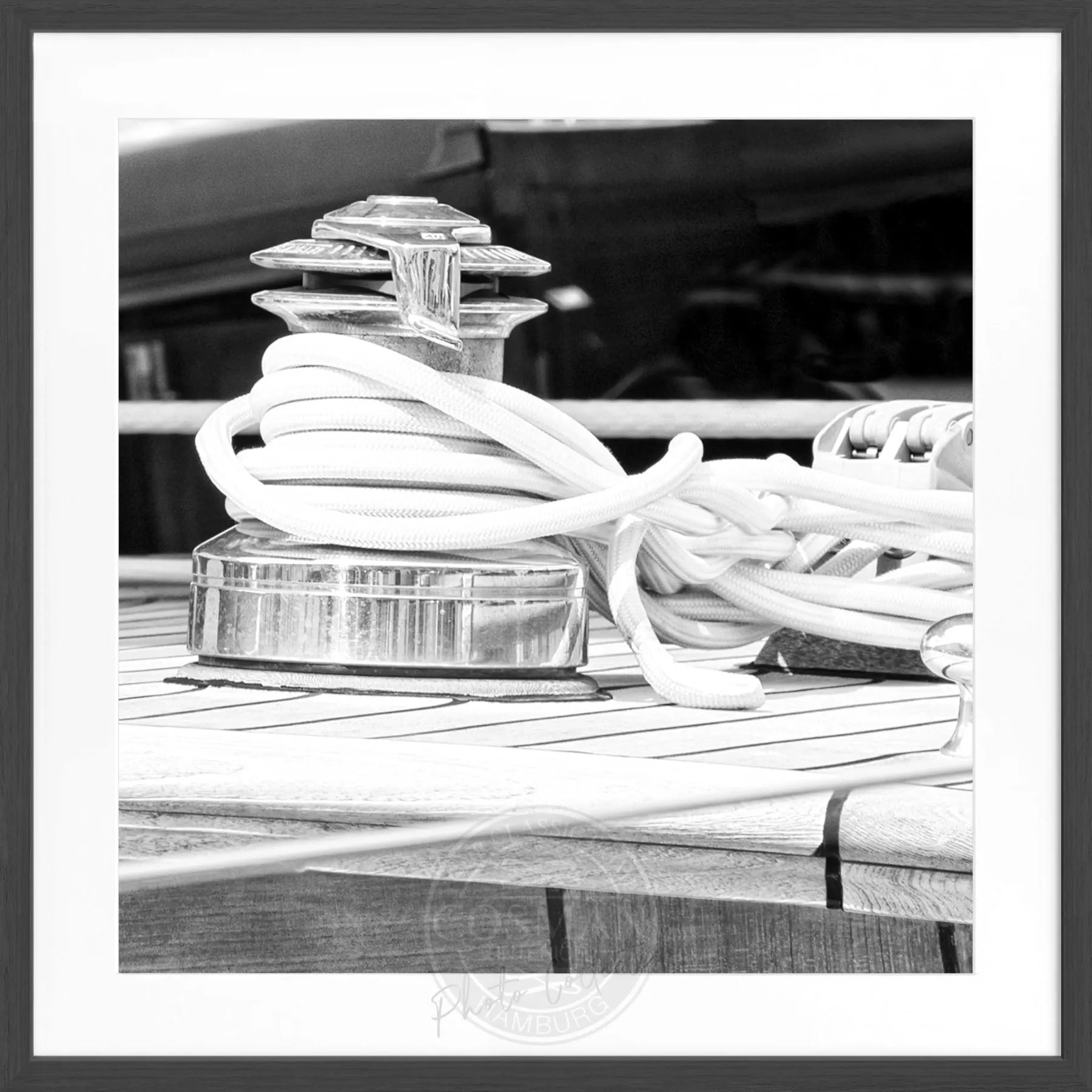 Schwarz-weiß Poster mit Rahmen 'Sailing' Saint Tropez von Cosman-Photocollection, quadratisch 55x55 cm, Segelboot-Motiv