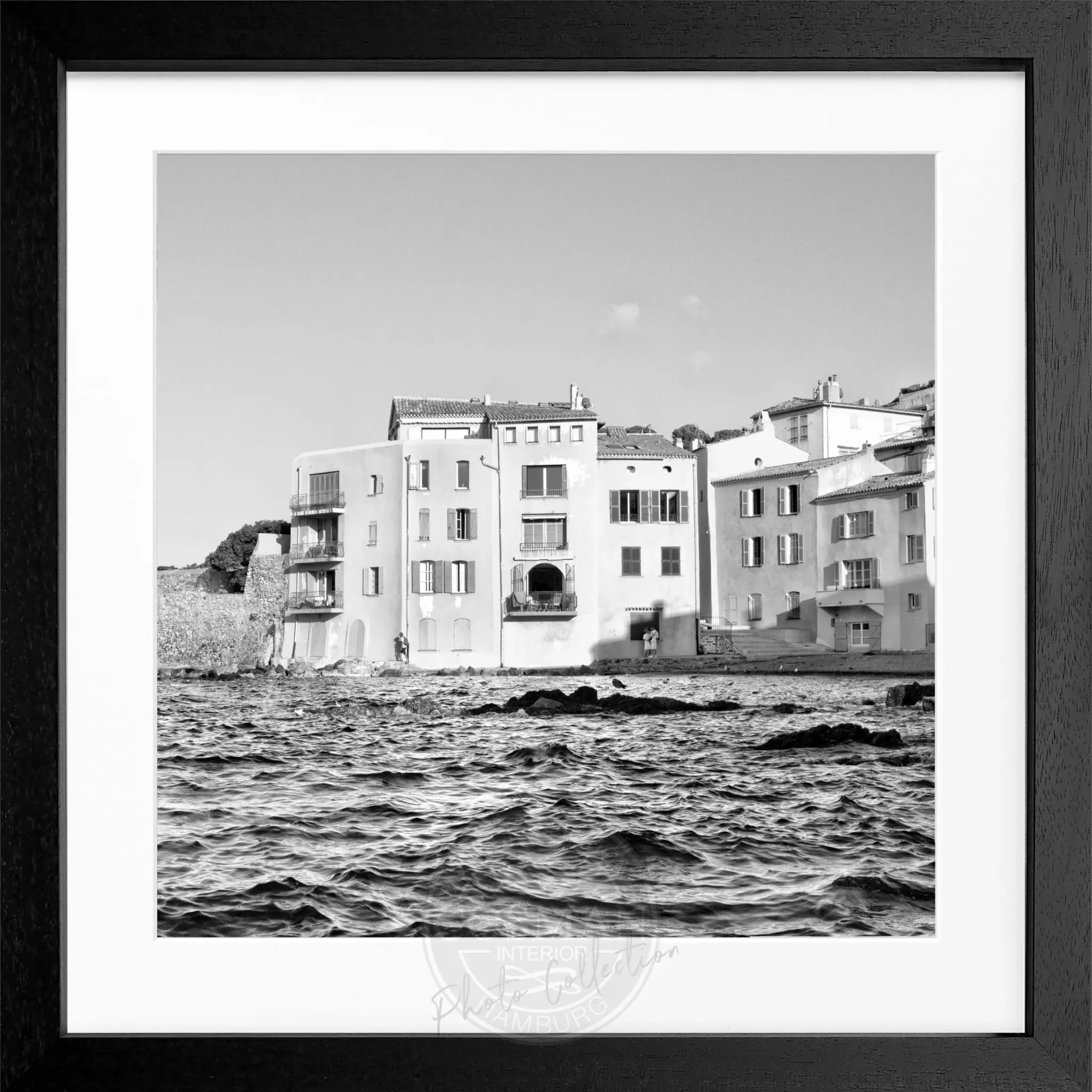 Schwarz-weißes Poster mit Rahmen, Motiv Saint Tropez, quadratisch 55x55cm, von Cosman-Photocollection