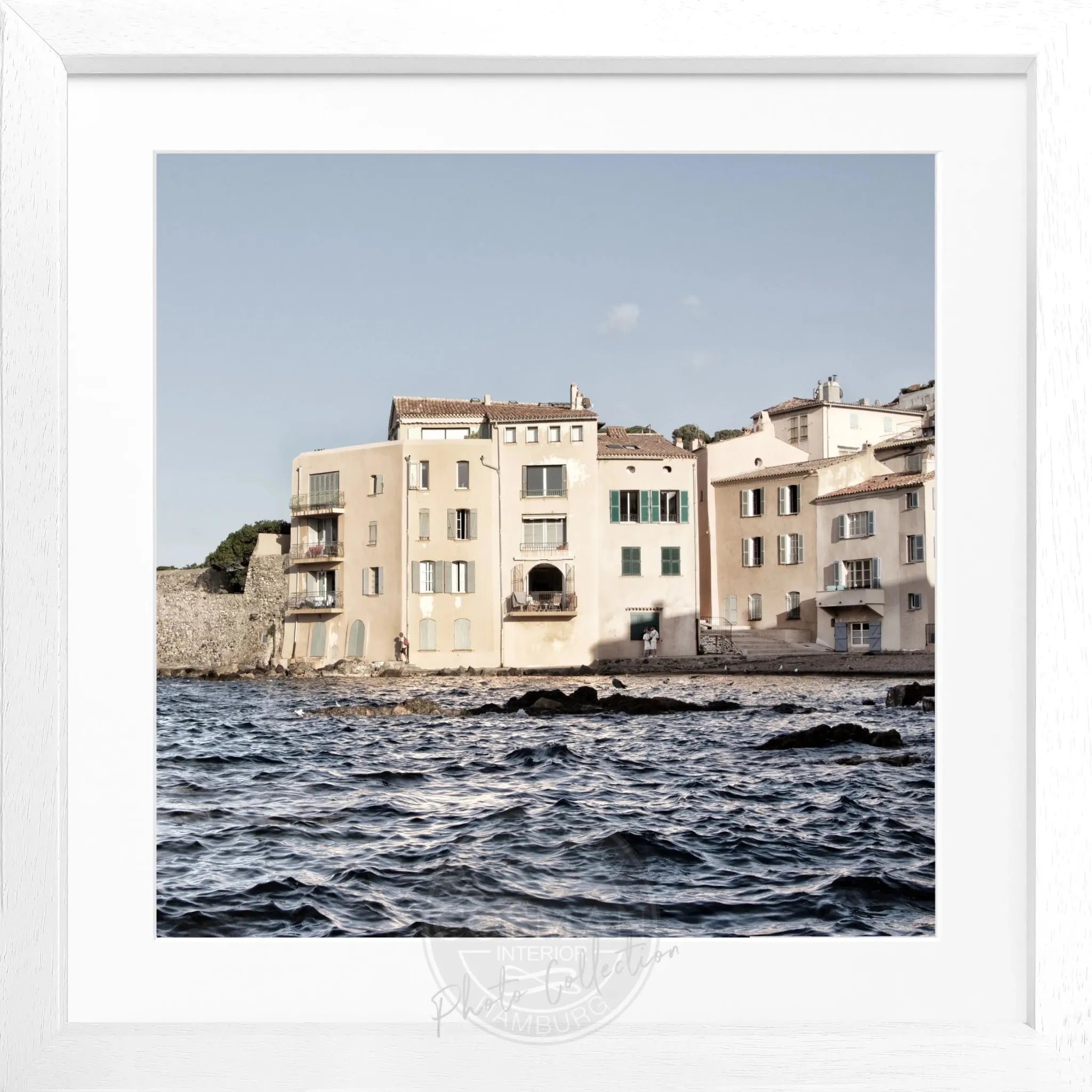 Schwarz-weißes Poster mit Rahmen von Cosman-Photocollection, Stadtbild von Saint Tropez in quadratischem Format, 55x55 cm
