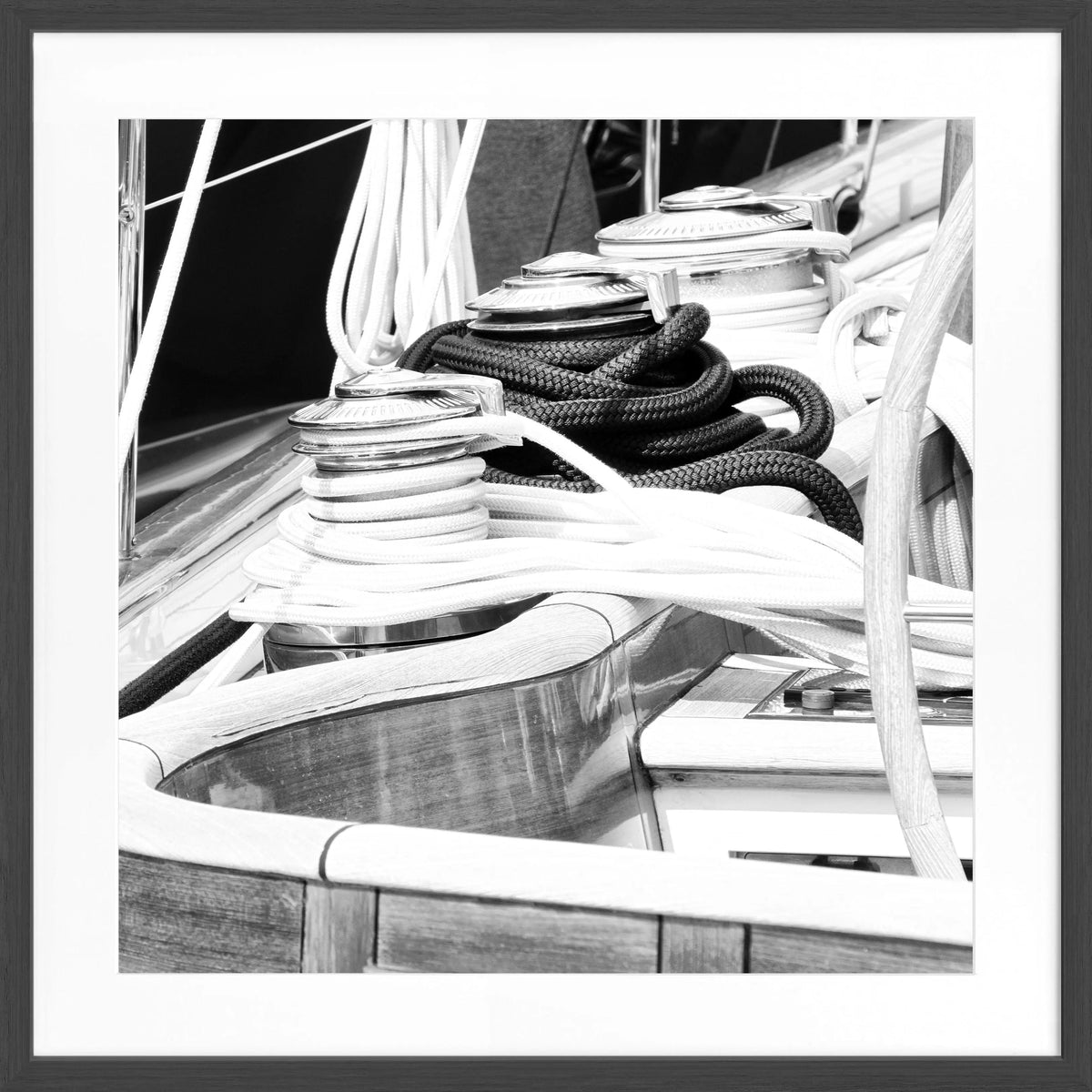 Schwarzer und weißer quadratischer Poster mit Rahmen, Segelboot-Motiv in Saint Tropez, von Cosman-Photocollection, 55x55 cm