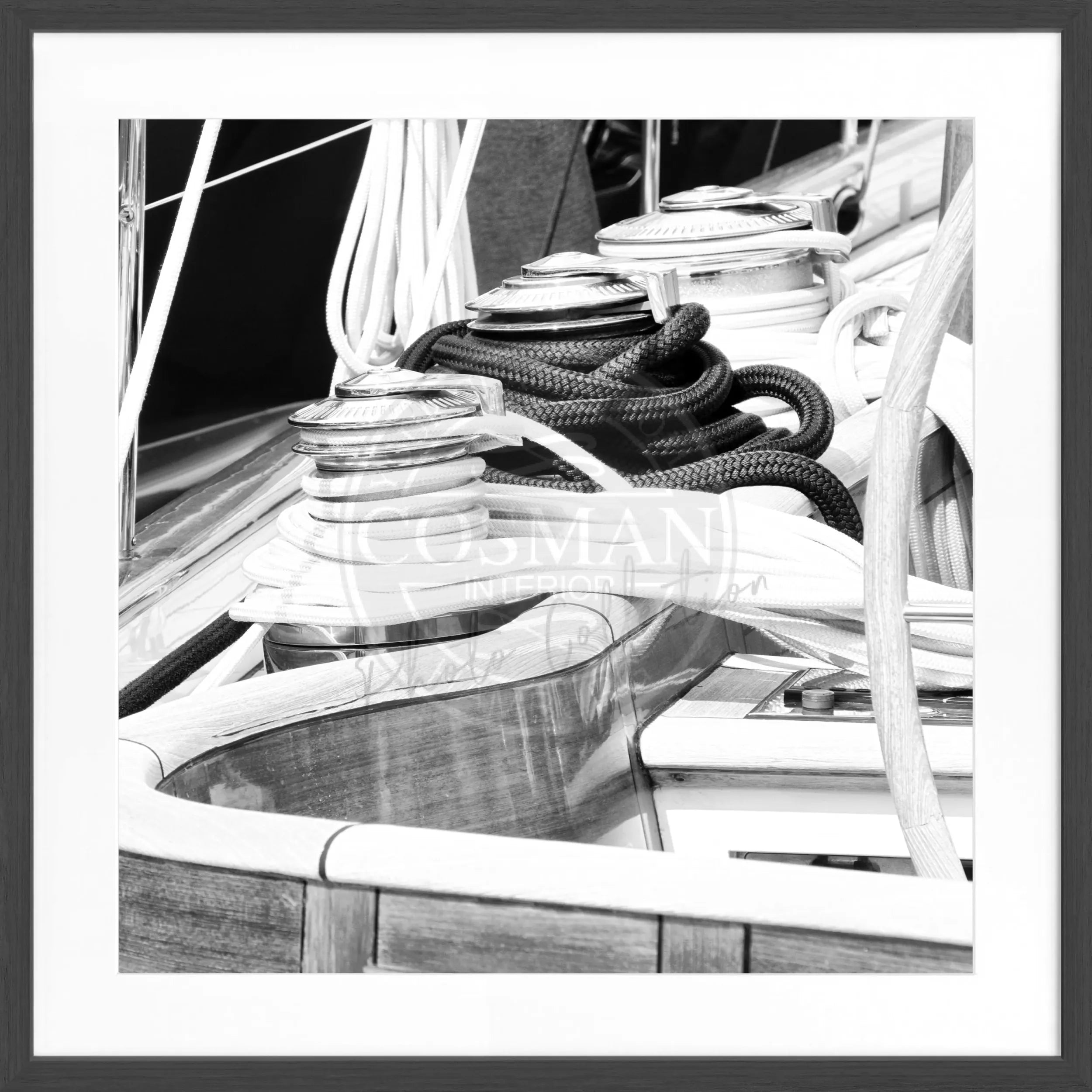 Schwarzer und weißer quadratischer Poster mit Rahmen, Segelboot-Motiv in Saint Tropez, von Cosman-Photocollection, 55x55 cm