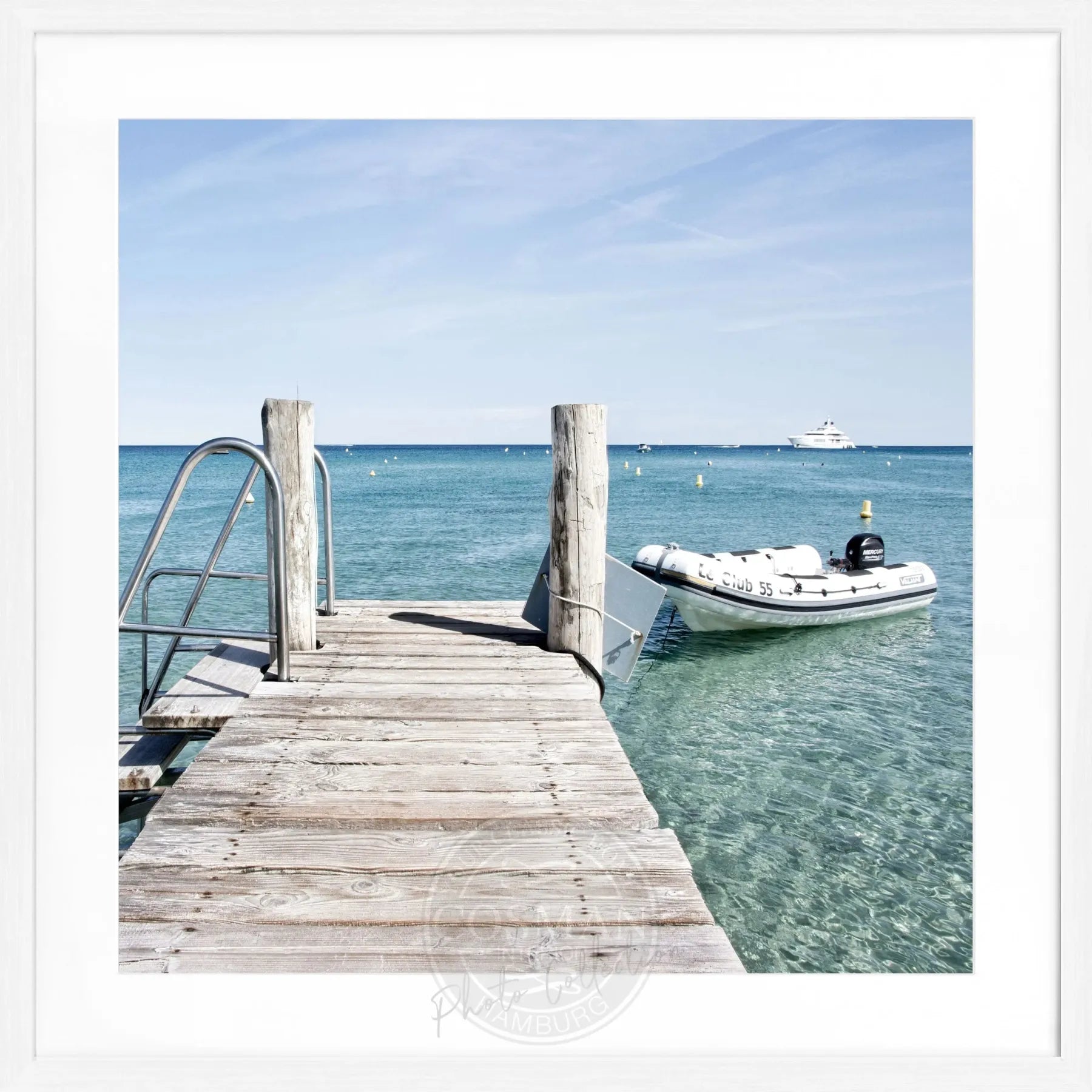 Schwarz-weiß Poster mit Rahmen, Motiv vom Steg Le Club 55 in Saint Tropez, 55x55cm, von Cosman-Photocollection.