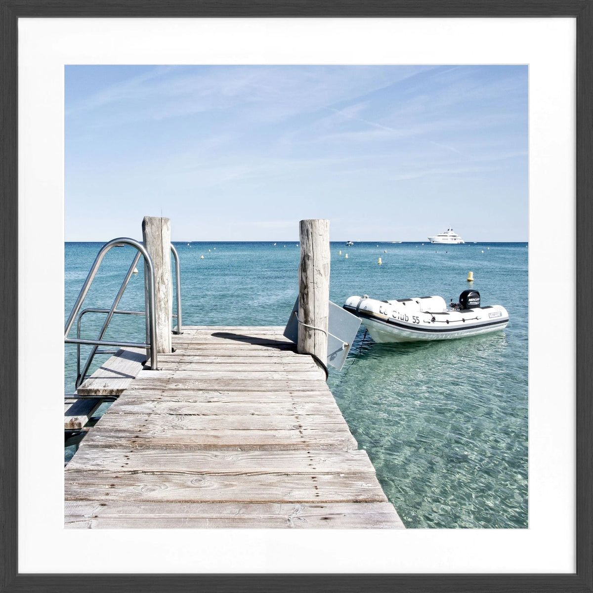 Schwarz-weiß Poster mit Rahmen, Motiv vom Steg Le Club 55 in Saint Tropez, von Cosman-Photocollection, quadratisch 55x55 cm