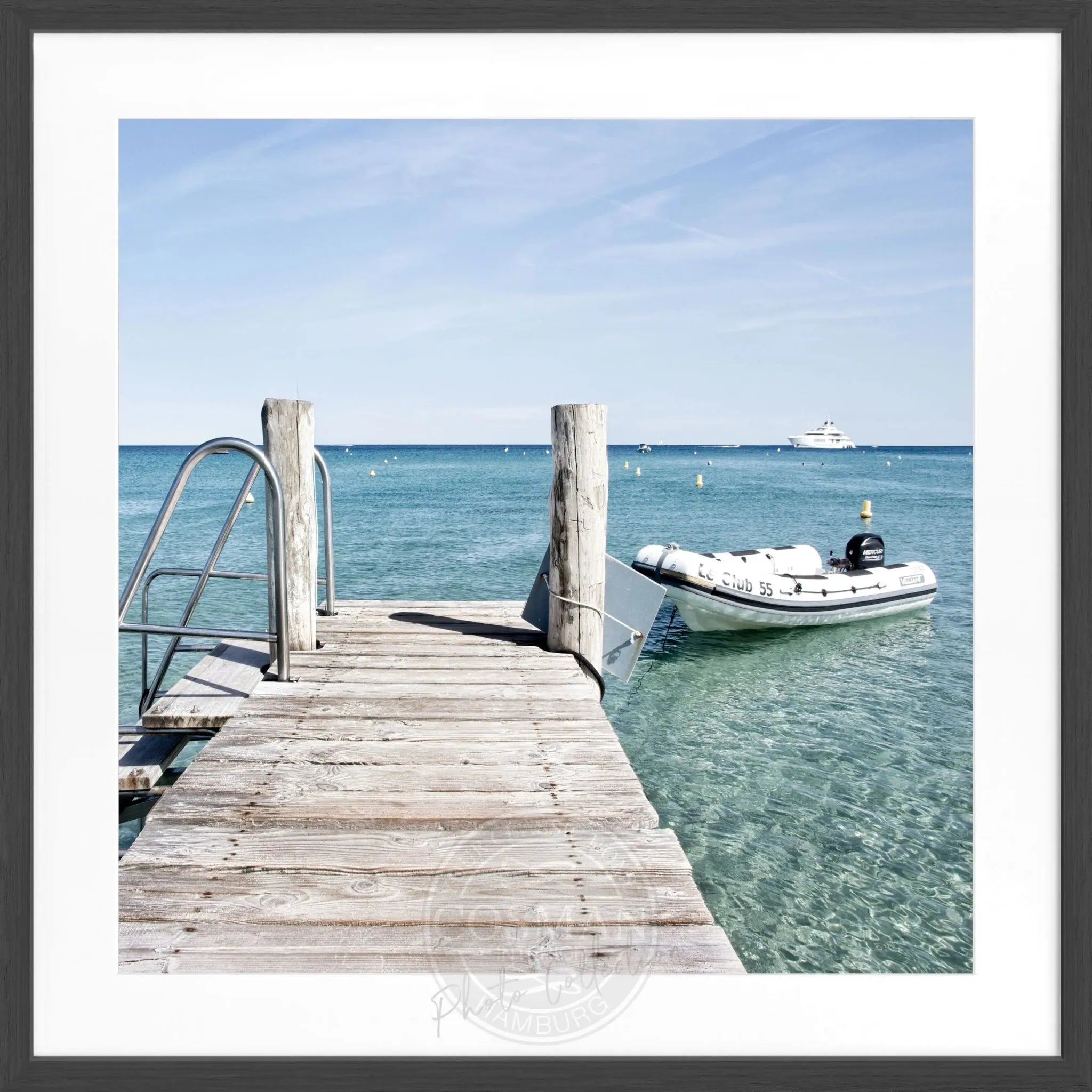 Schwarz-weiß Poster mit Rahmen, Motiv vom Steg Le Club 55 in Saint Tropez, von Cosman-Photocollection, quadratisch 55x55 cm