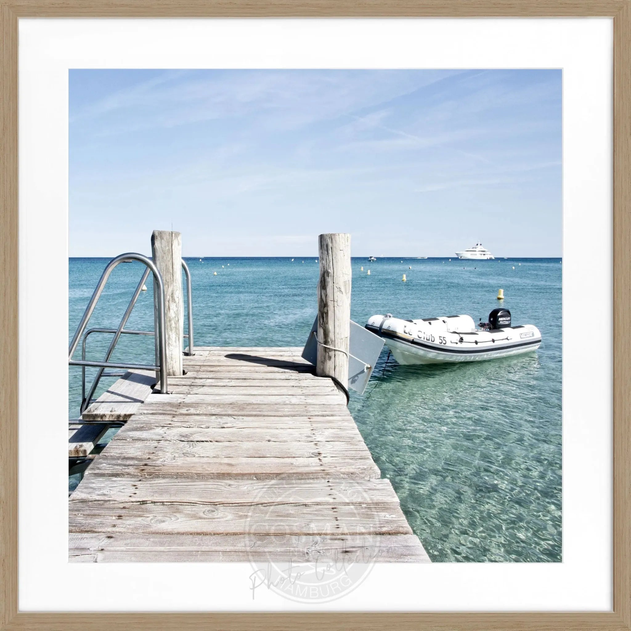 Schwarz-weiß Poster mit Rahmen, Motiv vom Steg Le Club 55 in Saint Tropez, 55x55cm, von Cosman-Photocollection.