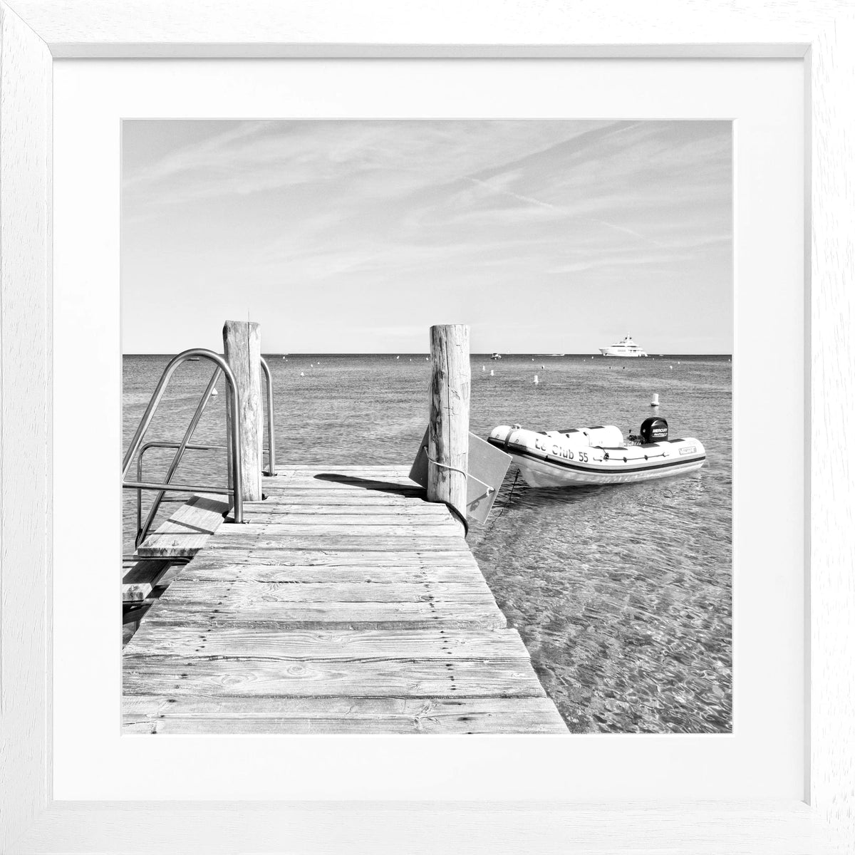Schwarz-weiß Poster mit Rahmen von Cosman-Photocollection, Motiv ’Steg Le Club 55’ in Saint Tropez, 55x55 cm, quadratisch.