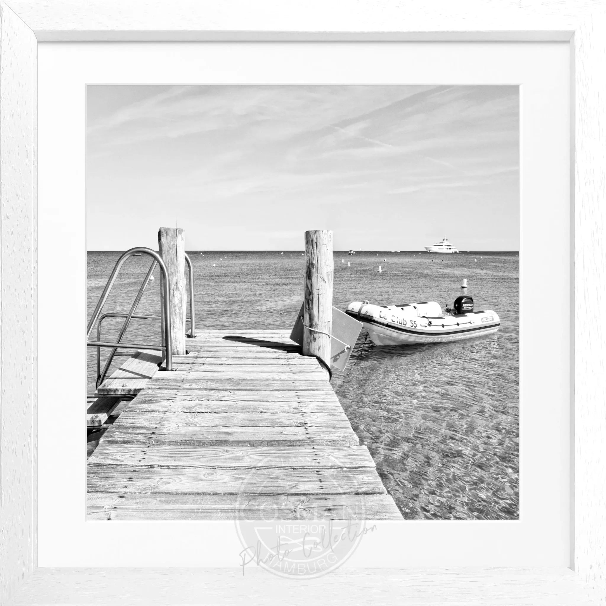 Schwarz-weiß Poster mit Rahmen von Cosman-Photocollection, Motiv ’Steg Le Club 55’ in Saint Tropez, 55x55 cm, quadratisch.