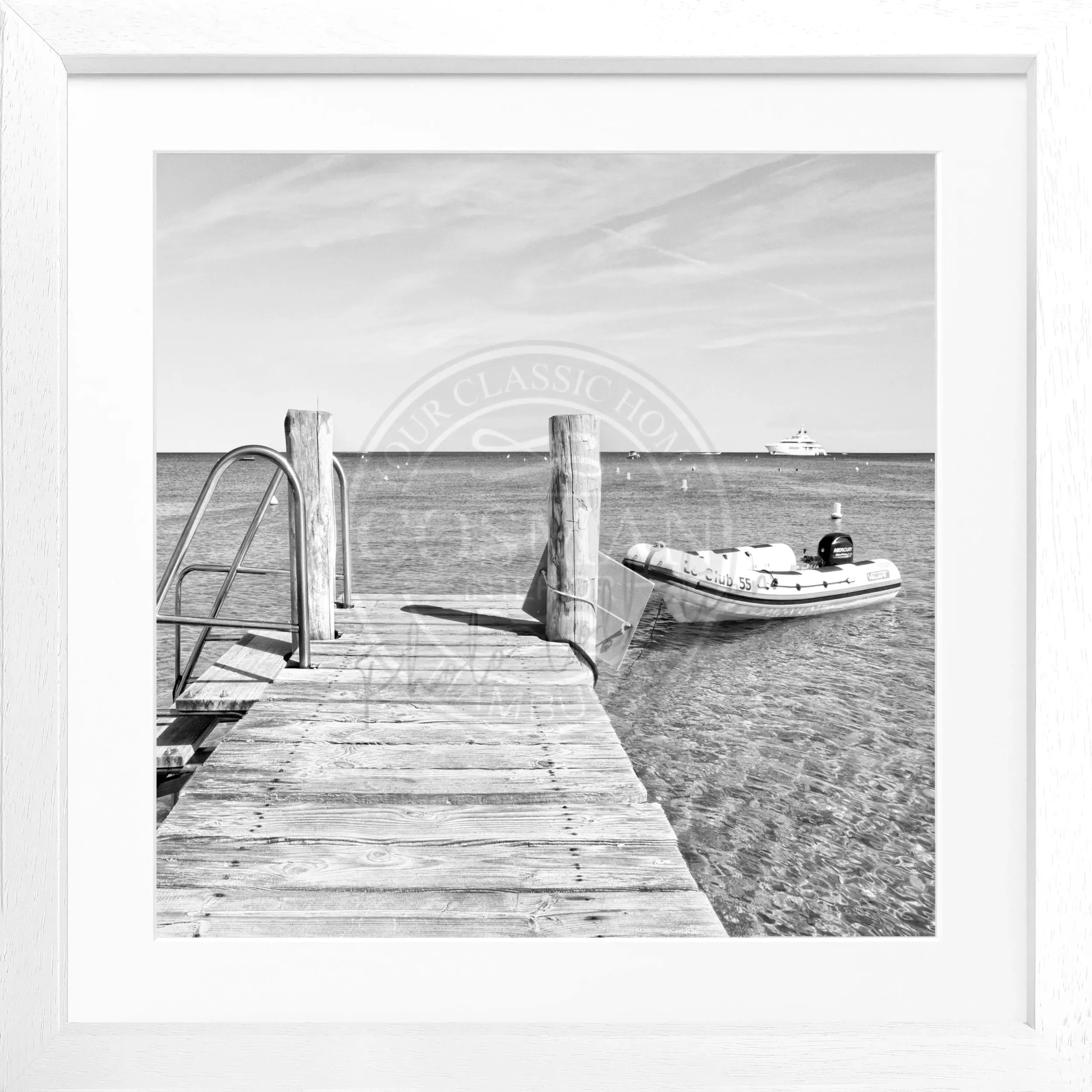 Schwarz-weiß Poster mit Rahmen von Cosman-Photocollection, Motiv ’Steg Le Club 55’ in Saint Tropez, 55x55 cm, quadratisch.
