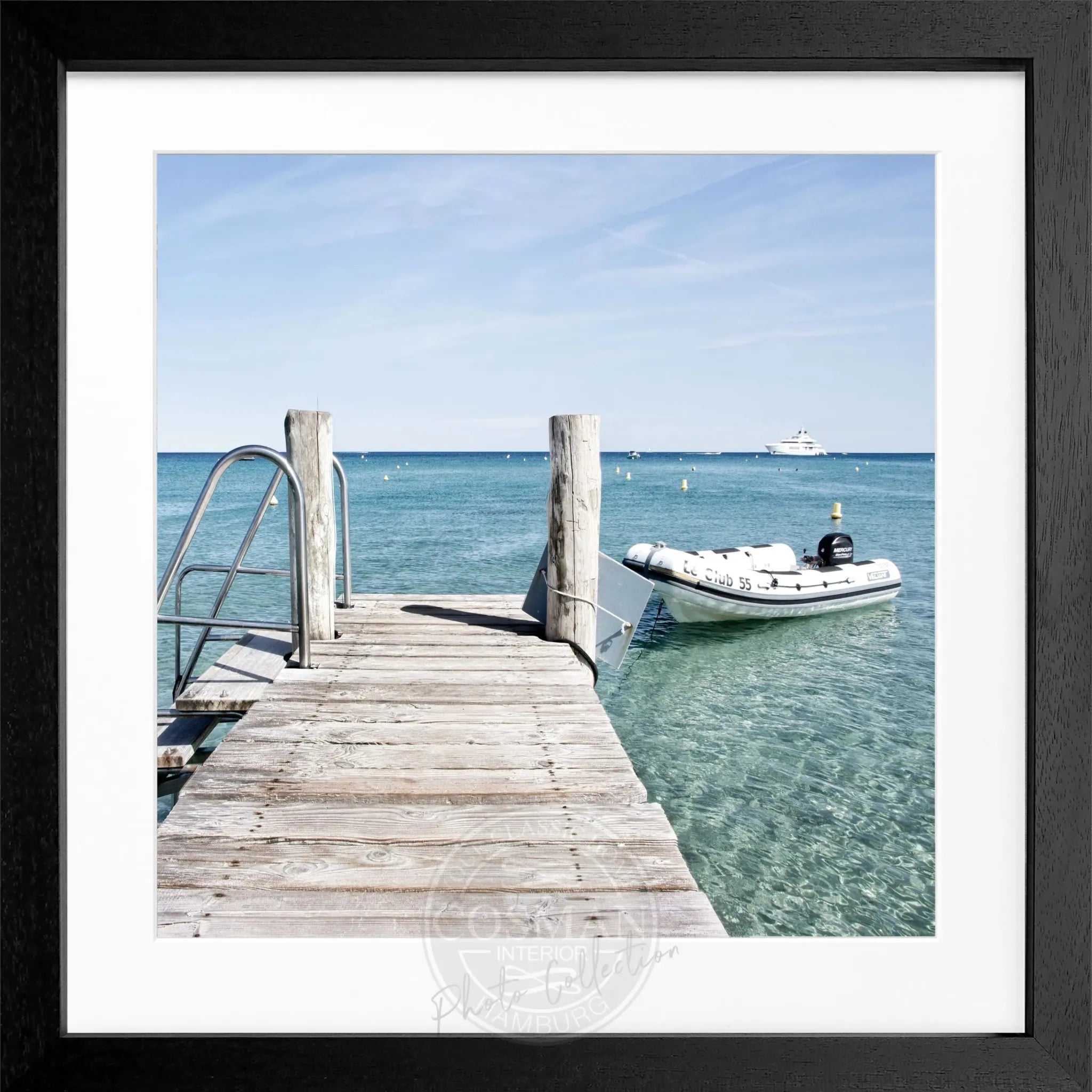 Schwarz-weiß Poster mit Rahmen, Motiv 'Steg Le Club 55' in Saint Tropez, von Cosman-Photocollection, 55x55 cm quadratisch.