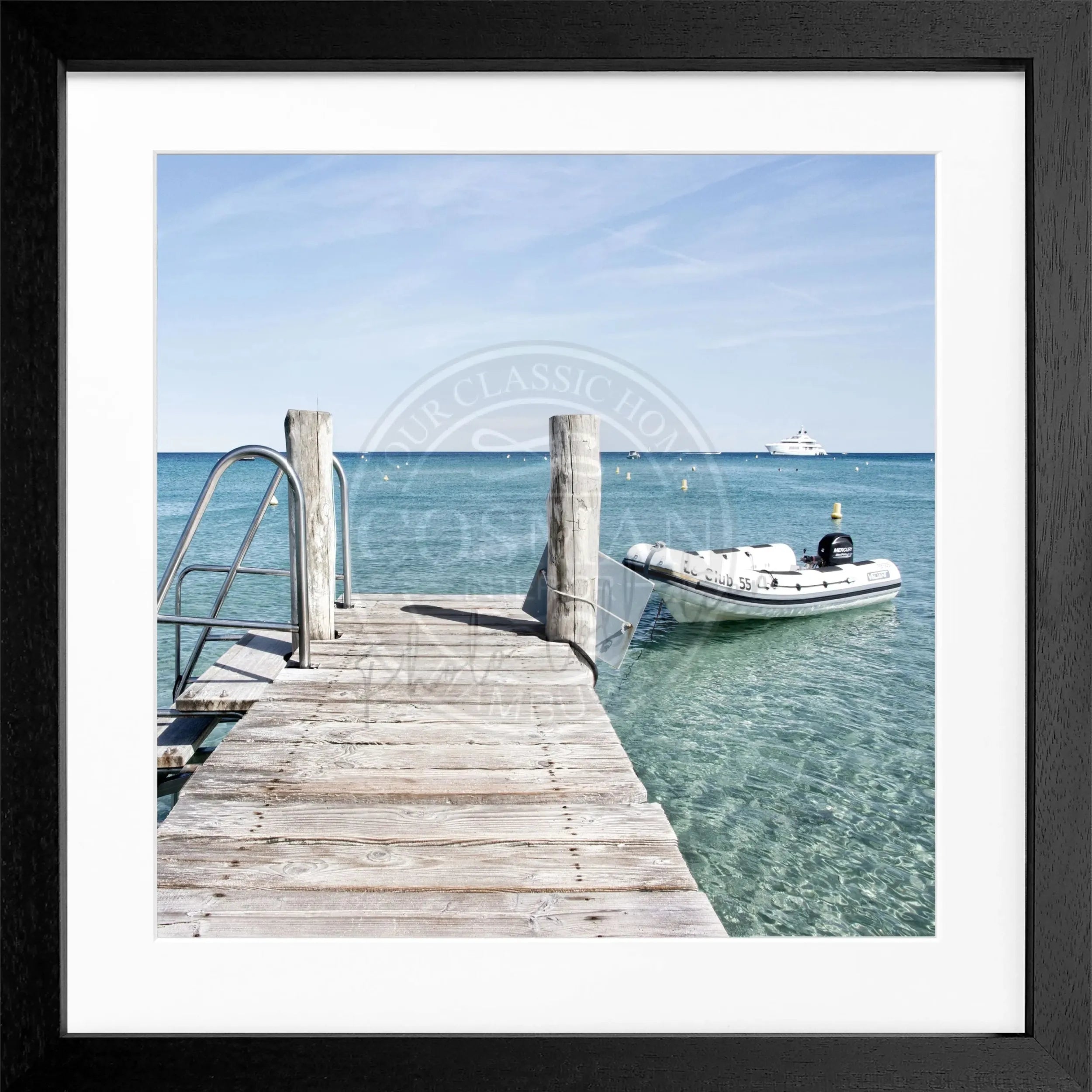 Schwarz-weiß Poster mit Rahmen, Motiv 'Steg Le Club 55' in Saint Tropez, von Cosman-Photocollection, 55x55 cm quadratisch.