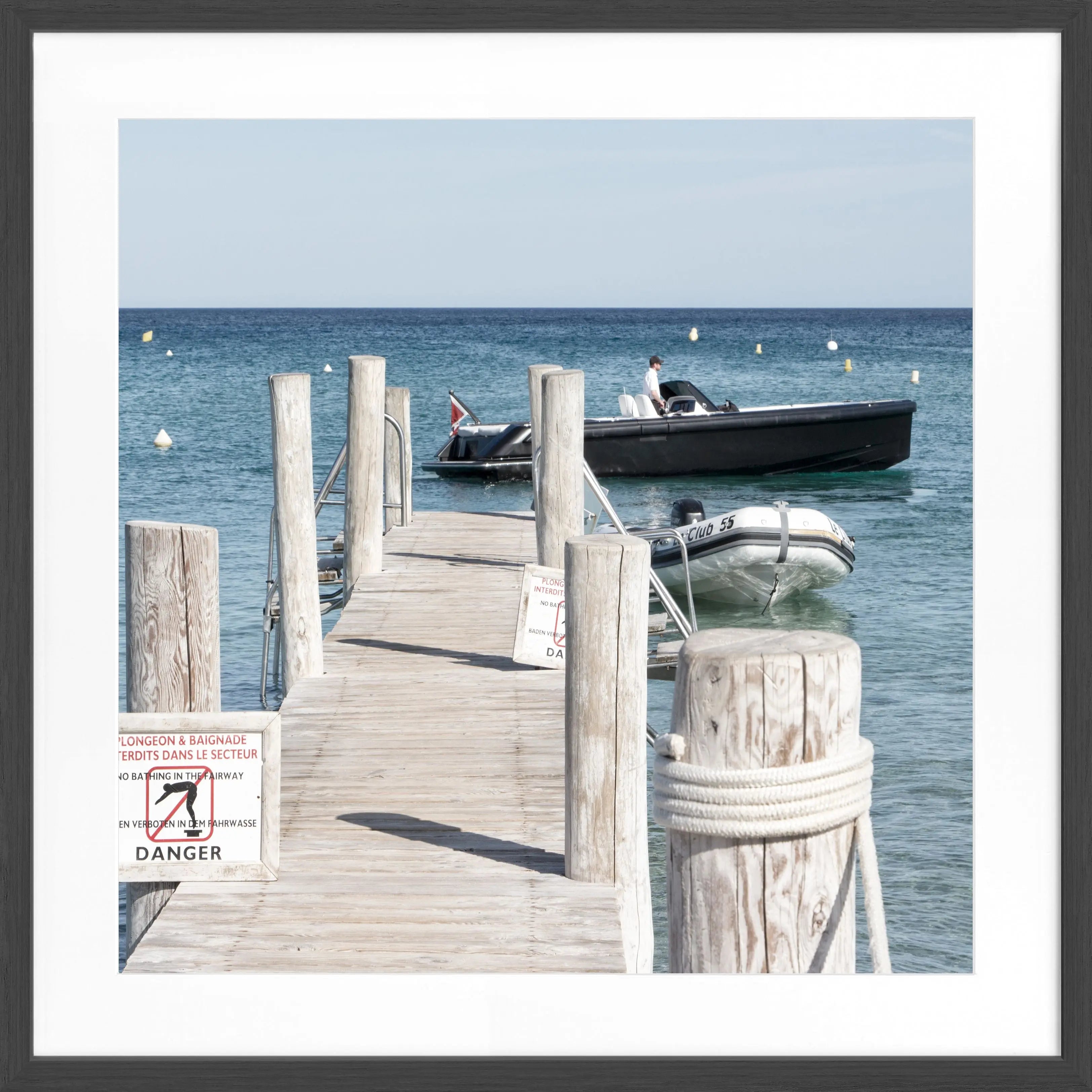 Schwarz-weiß Poster mit Rahmen, Motiv vom Steg Le Club 55 in Saint Tropez, von Cosman-Photocollection, 55x55cm.