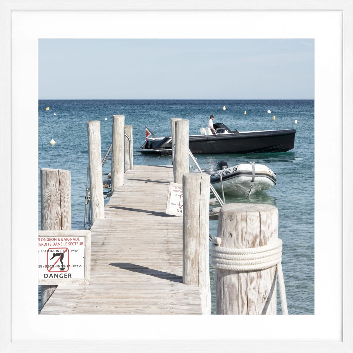 Schwarz-weiß Poster mit Rahmen, Motiv 'Steg Le Club 55' in Saint Tropez, von Cosman-Photocollection, quadratisch 55x55 cm