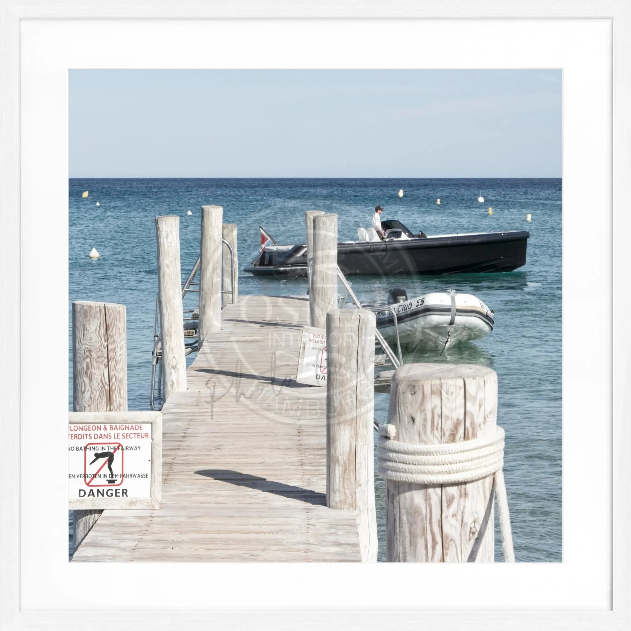 Schwarz-weiß Poster mit Rahmen, Motiv 'Steg Le Club 55' in Saint Tropez, von Cosman-Photocollection, quadratisch 55x55 cm