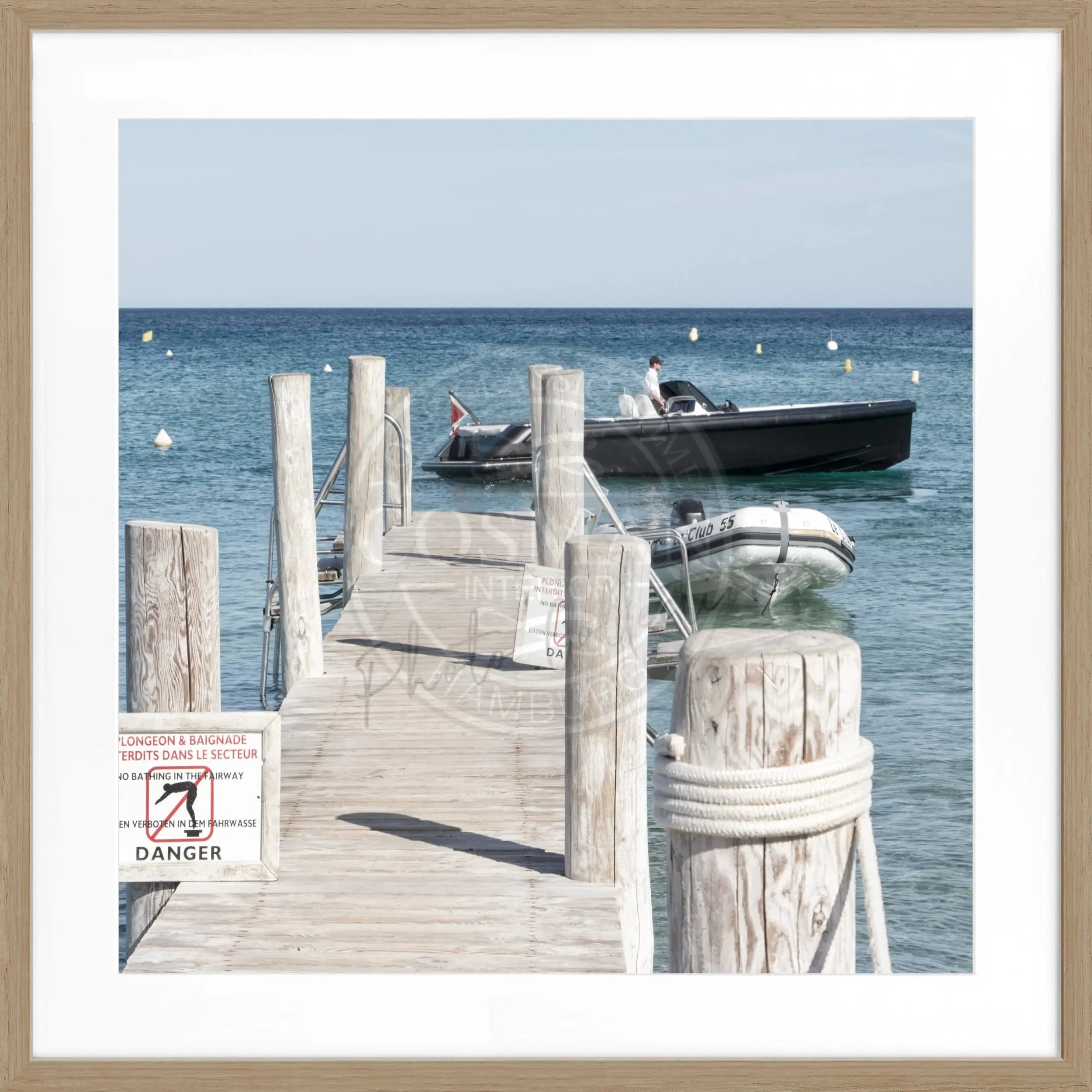Schwarz-weiß Poster mit Rahmen, Motiv vom 'Le Club 55' in Saint Tropez, 55x55cm, von Cosman-Photocollection.