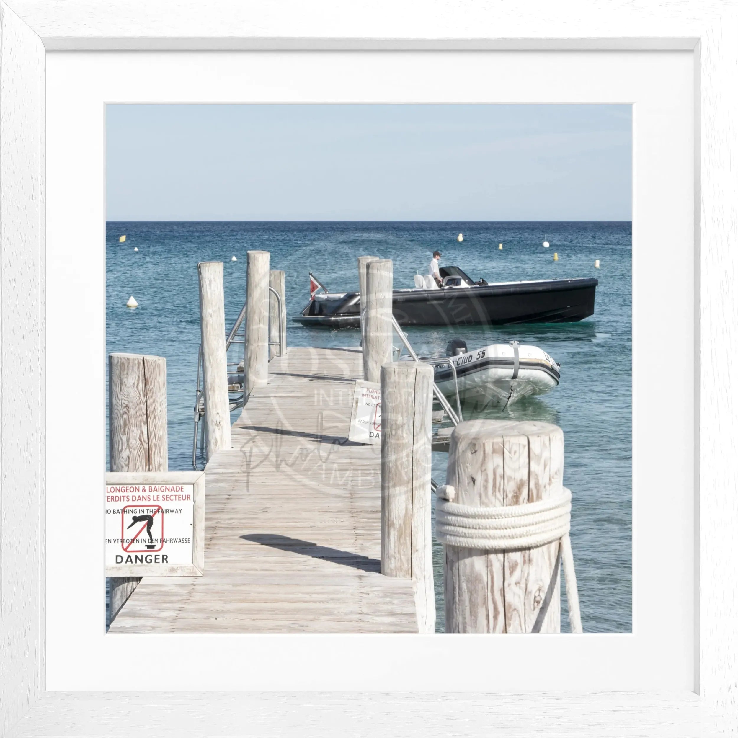 Schwarz-weiß Poster mit Rahmen, Motiv ’Steg Le Club 55’ in Saint Tropez, von Cosman-Photocollection, quadratisch 55x55 cm.