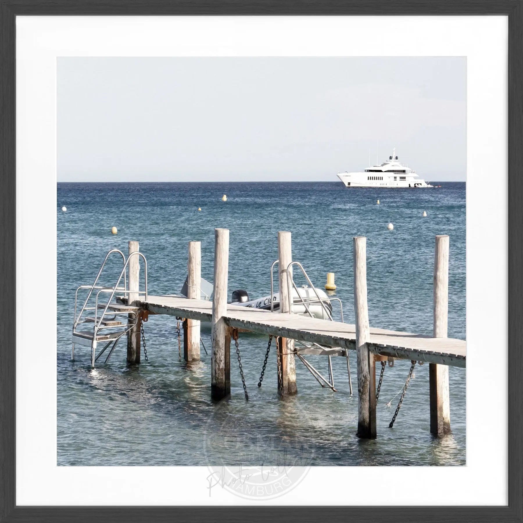 Schwarz-weiß Poster mit Rahmen, Motiv vom Steg Le Club 55 in Saint Tropez, 55x55cm, von Cosman-Photocollection