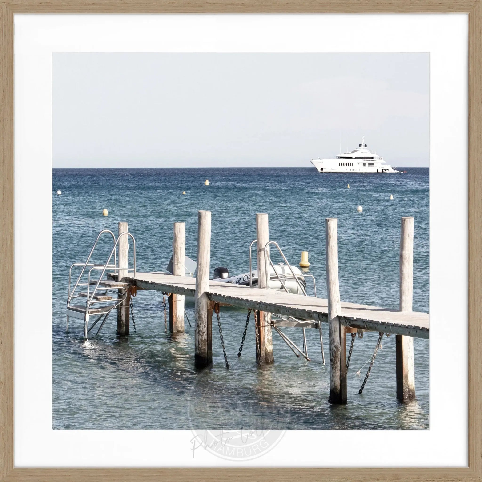 Schwarz-weiß Poster mit Rahmen ’Steg Le Club 55’ Saint Tropez, 55x55cm, von Cosman-Photocollection, quadratisches Wandbild