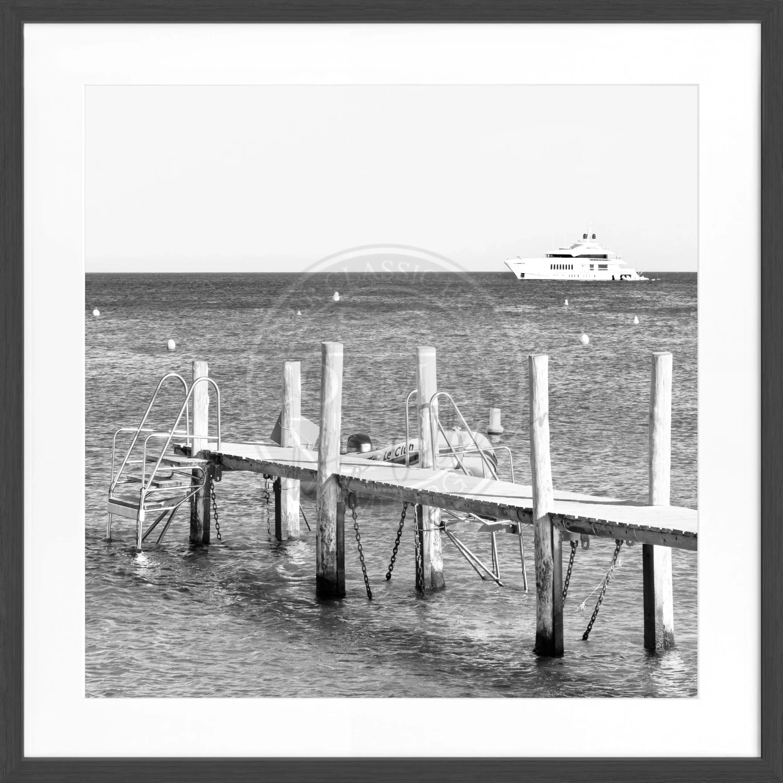 Schwarz-weiß Poster mit Rahmen, Motiv ’Steg Le Club 55’ Saint Tropez, von Cosman-Photocollection, quadratisch 55x55 cm
