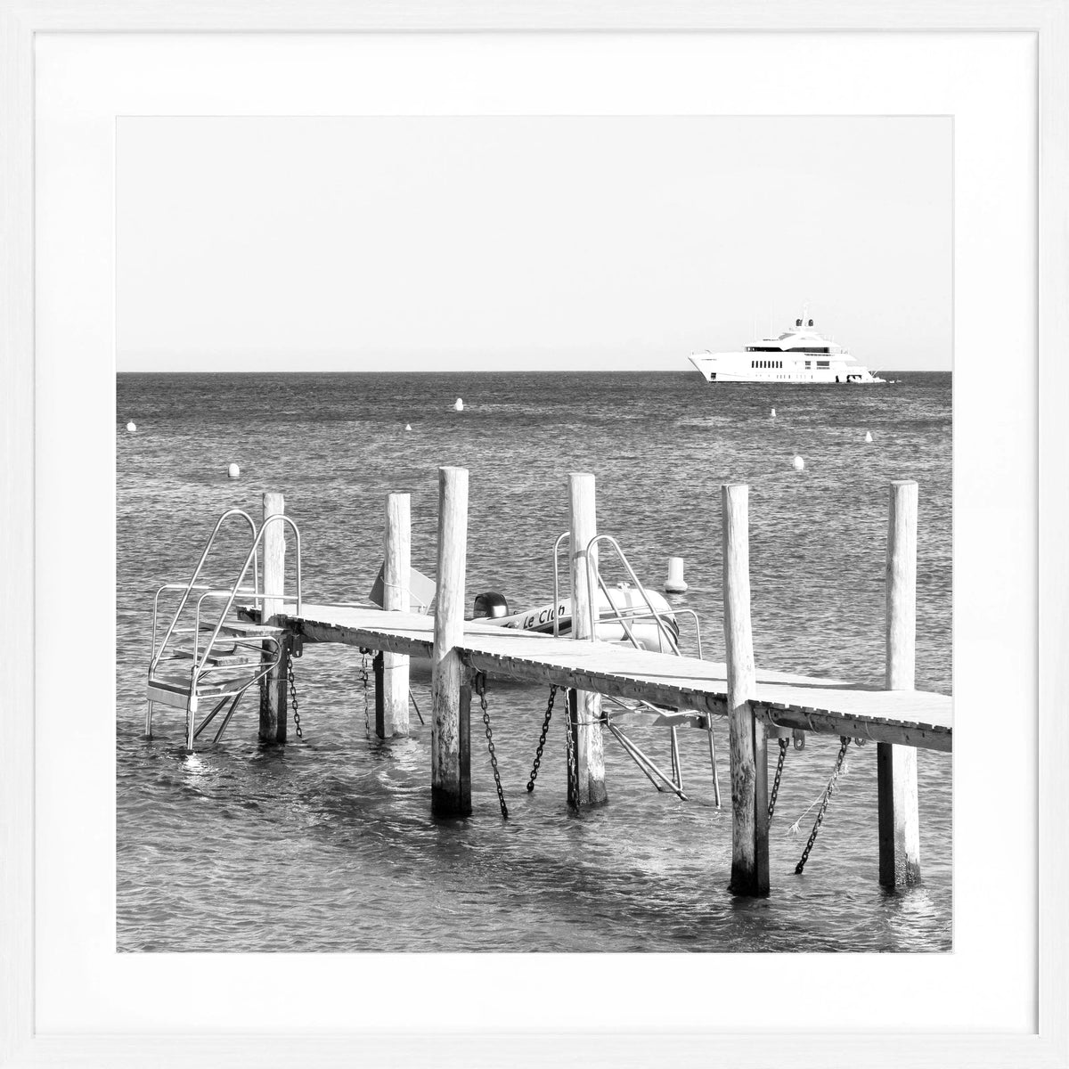 Schwarz-weiß Poster mit Rahmen 'Steg Le Club 55' Saint Tropez, quadratisch 55x55 cm, von Cosman-Photocollection