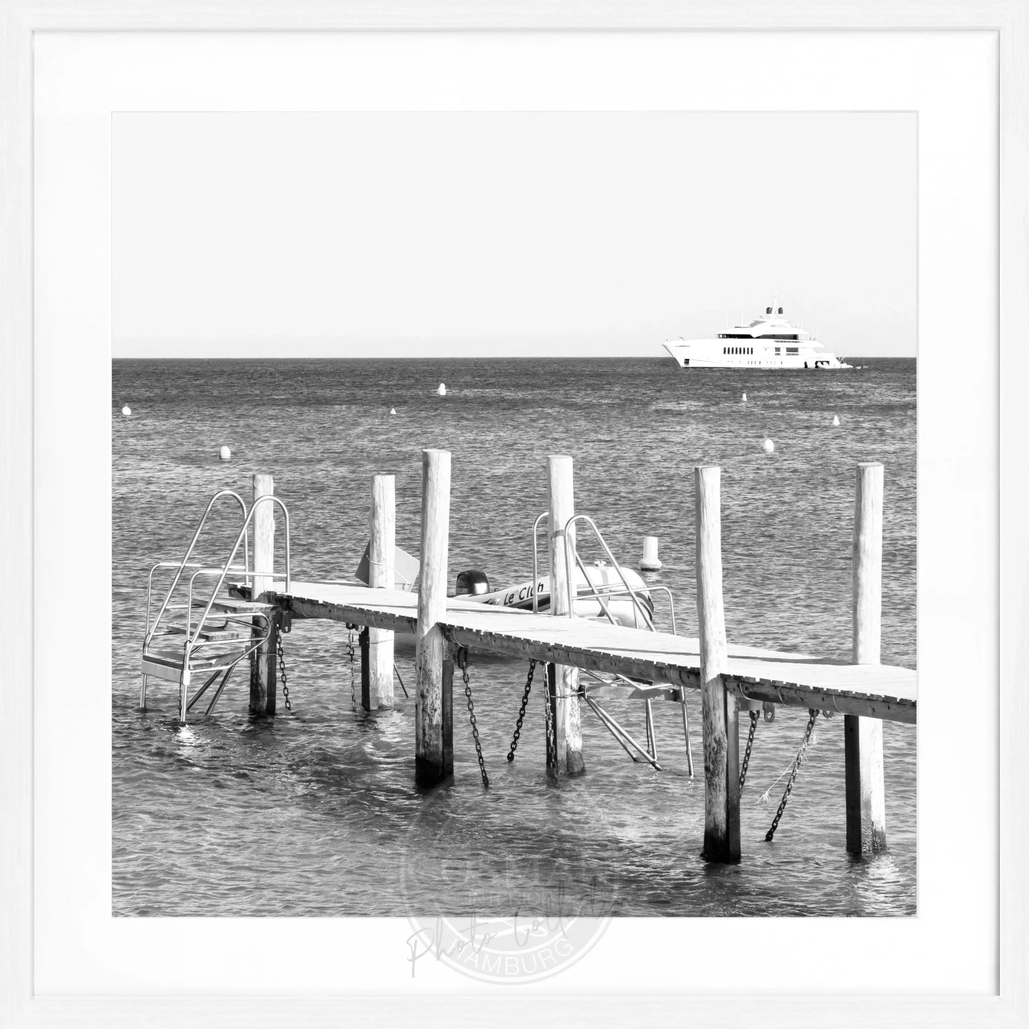 Schwarz-weiß Poster mit Rahmen 'Steg Le Club 55' Saint Tropez, quadratisch 55x55 cm, von Cosman-Photocollection