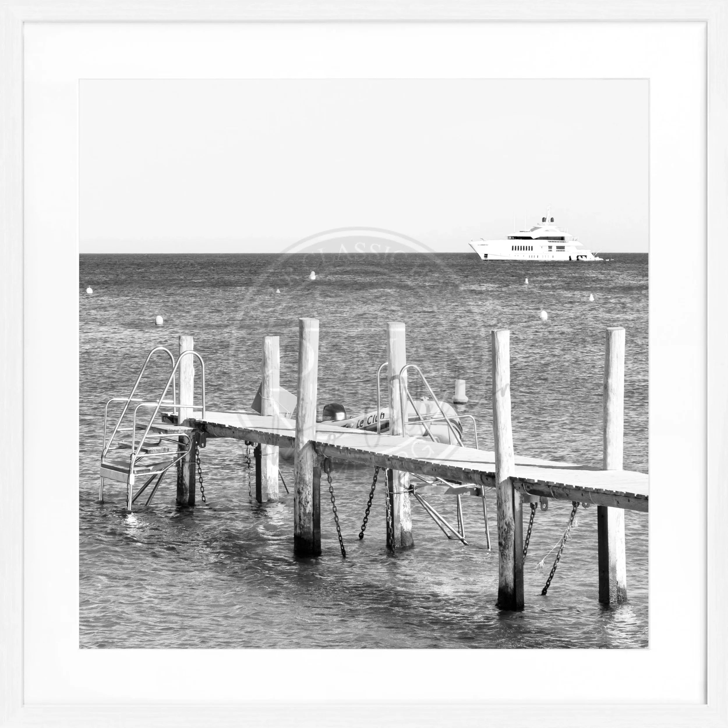 Schwarz-weiß Poster mit Rahmen 'Steg Le Club 55' Saint Tropez, quadratisch 55x55 cm, von Cosman-Photocollection