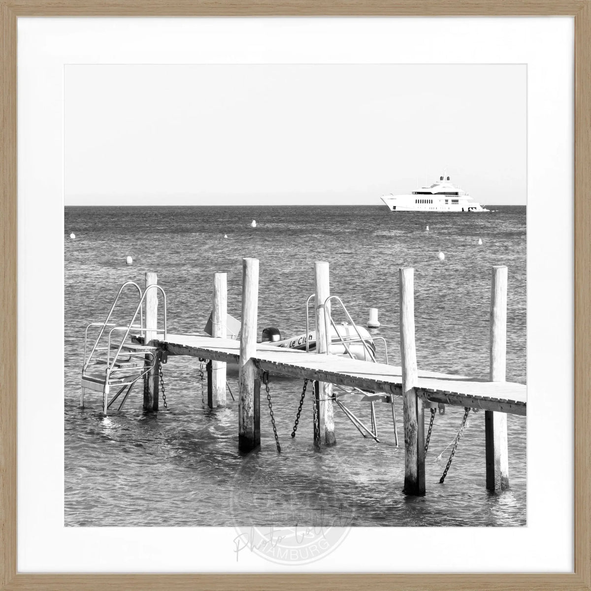 Schwarz-weiß Poster mit Rahmen 'Steg Le Club 55' Saint Tropez, quadratisches Wandbild von Cosman-Photocollection.