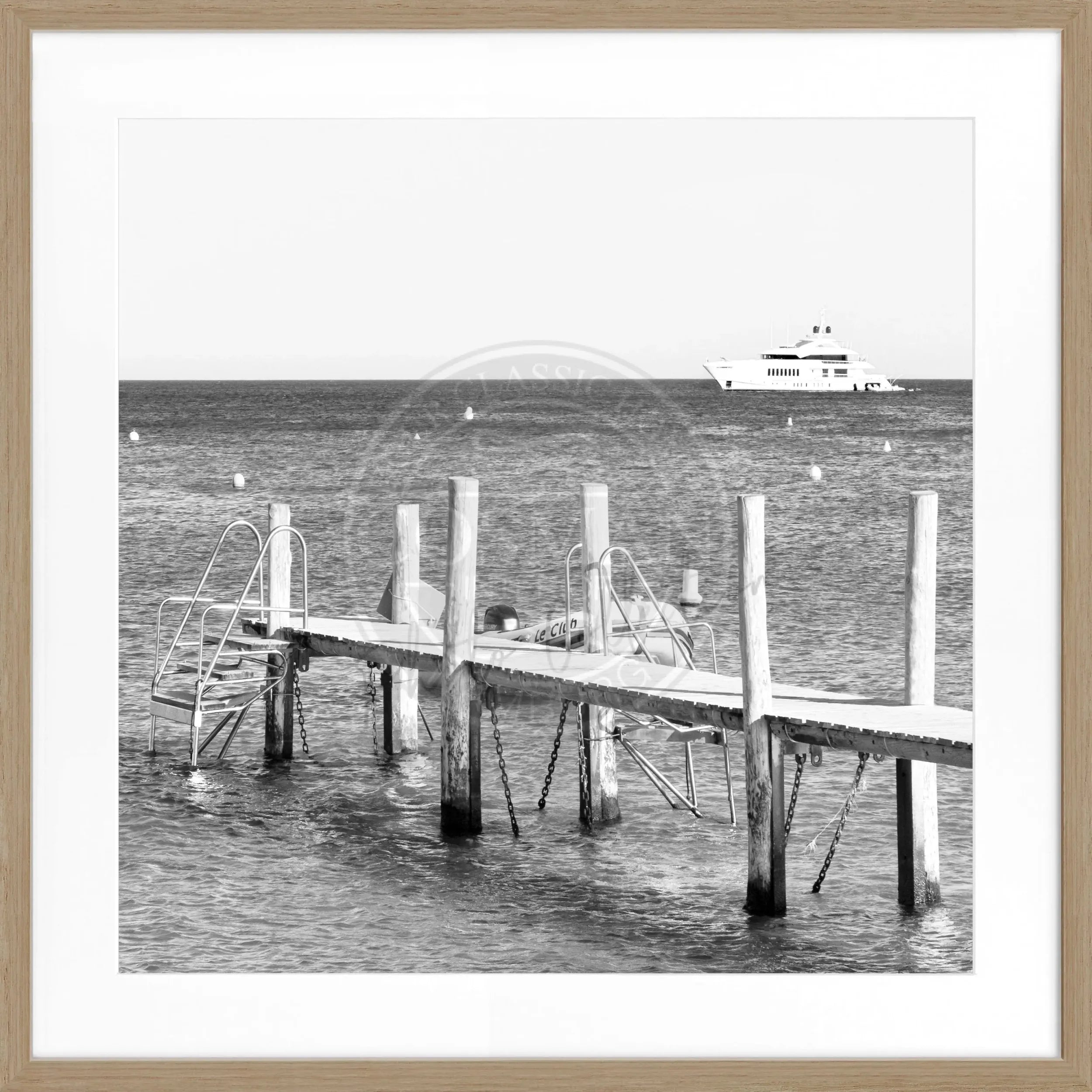 Schwarz-weiß Poster mit Rahmen 'Steg Le Club 55' Saint Tropez, quadratisches Wandbild von Cosman-Photocollection.