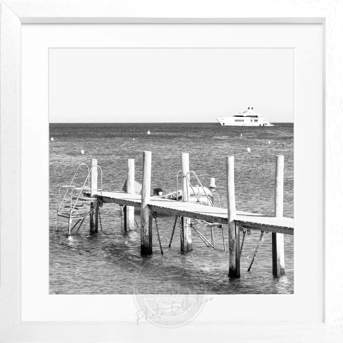 Schwarz-weiß Poster mit Rahmen 'Steg Le Club 55' Saint Tropez, quadratisch 55x55cm, von Cosman-Photocollection.