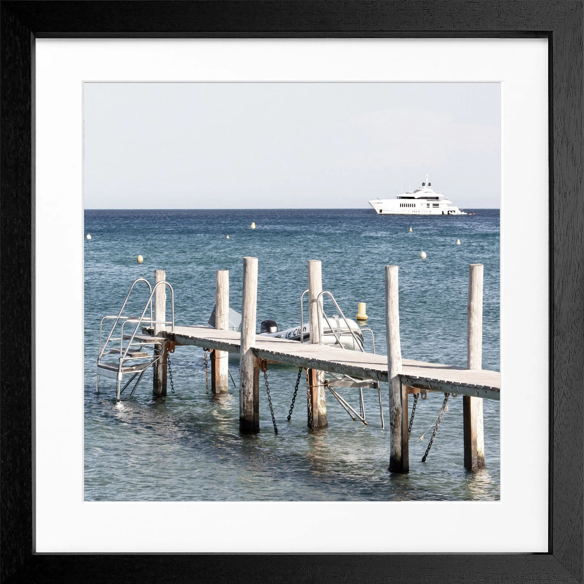 Schwarz-weiß Poster mit Rahmen ‘Steg Le Club 55’ Saint Tropez, quadratisch 55x55cm, von Cosman-Photocollection.