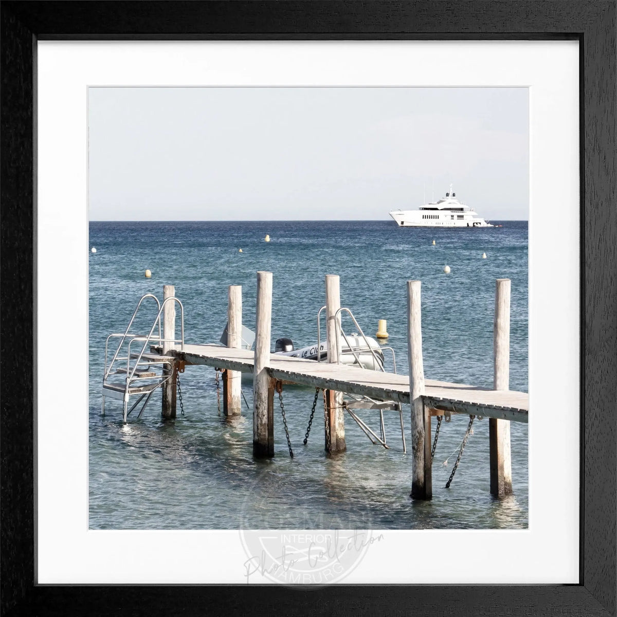 Schwarz-weiß Poster mit Rahmen ‘Steg Le Club 55’ Saint Tropez, quadratisch 55x55cm, von Cosman-Photocollection.
