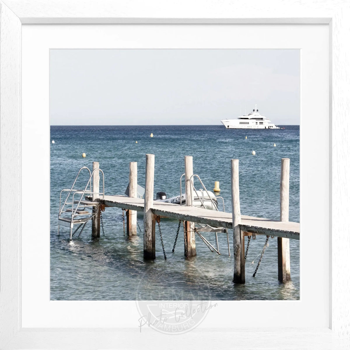 Schwarz-weiß Poster mit Rahmen ’Steg Le Club 55’ Saint Tropez, quadratisches Bild, von Cosman-Photocollection, 55x55cm