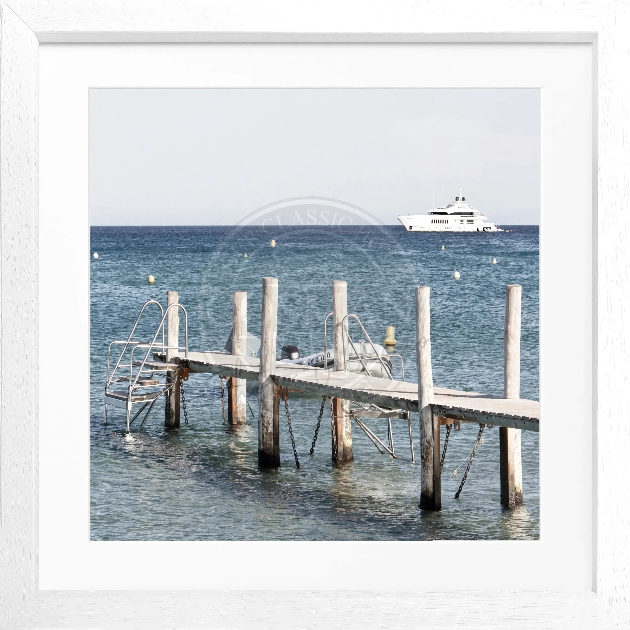Schwarz-weiß Poster mit Rahmen ’Steg Le Club 55’ Saint Tropez, quadratisches Bild, von Cosman-Photocollection, 55x55cm