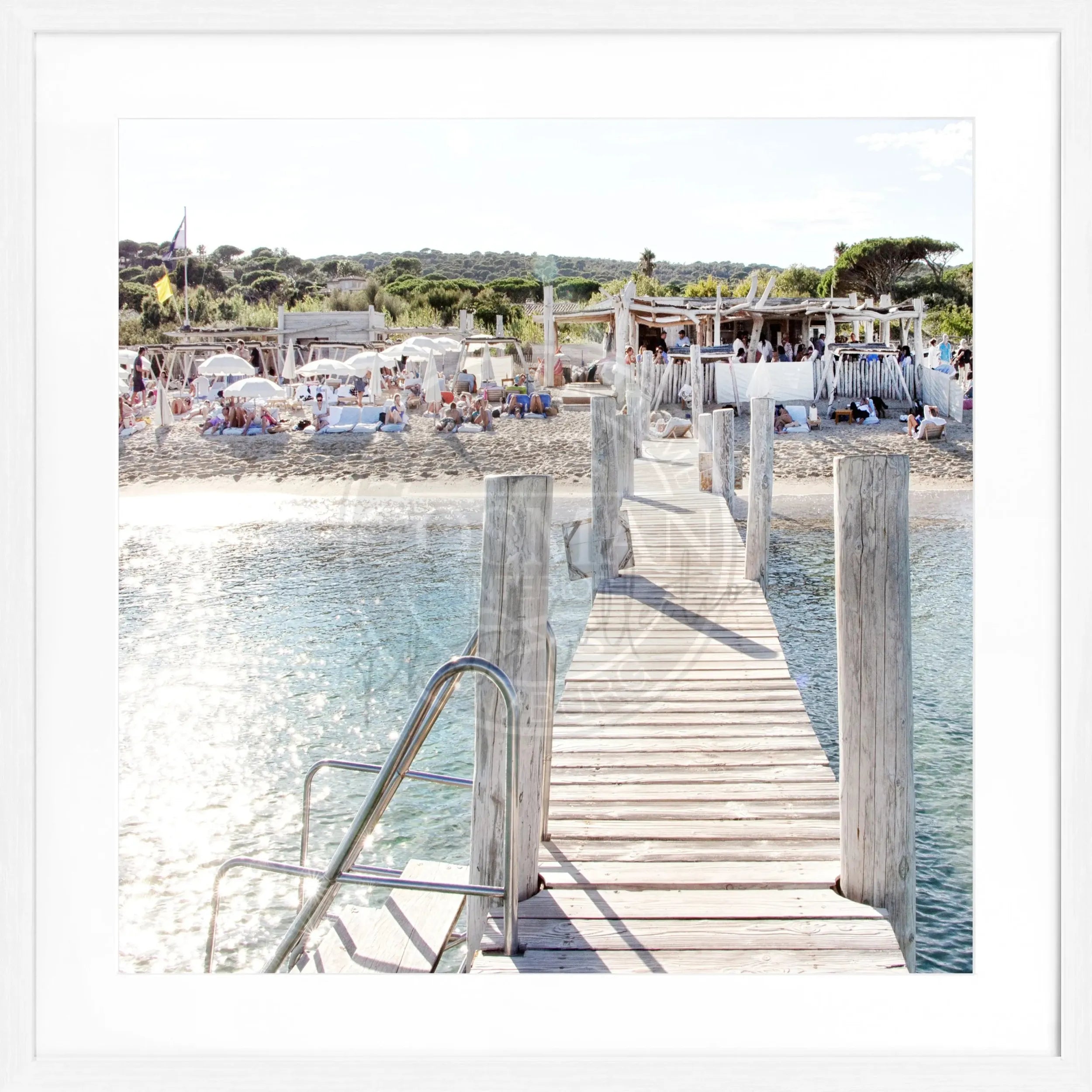 Schwarz-weiß Poster mit Rahmen ’Steg Le Club 55’ Saint Tropez, quadratisch, 55x55cm, von Cosman-Photocollection.