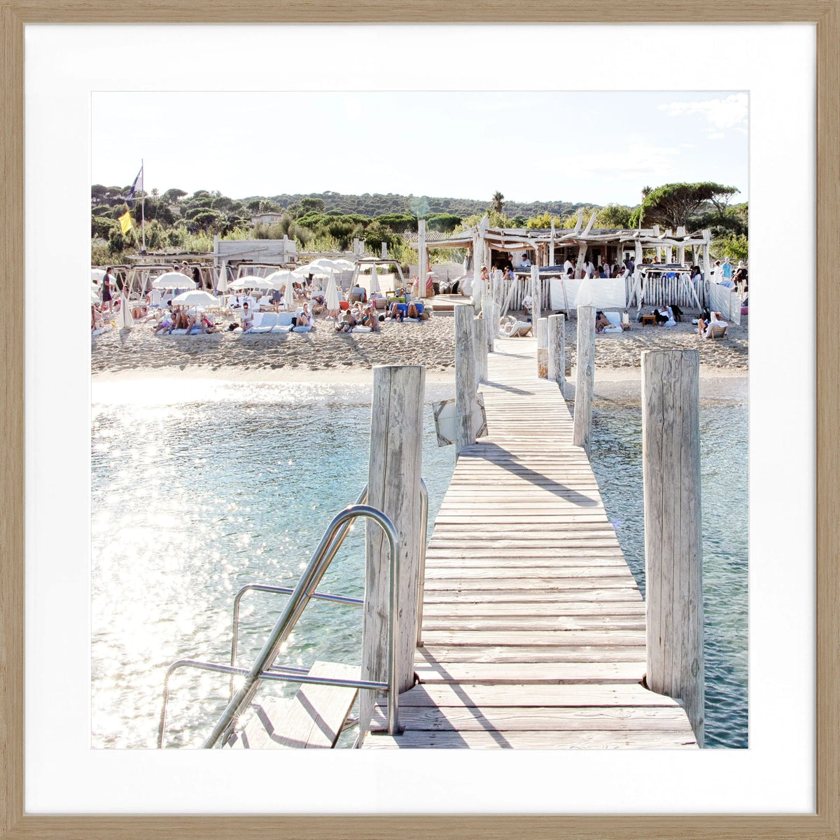 Schwarz-weiß Poster mit Rahmen, Motiv vom Le Club 55 in Saint Tropez, von Cosman-Photocollection, quadratisch 55x55cm.