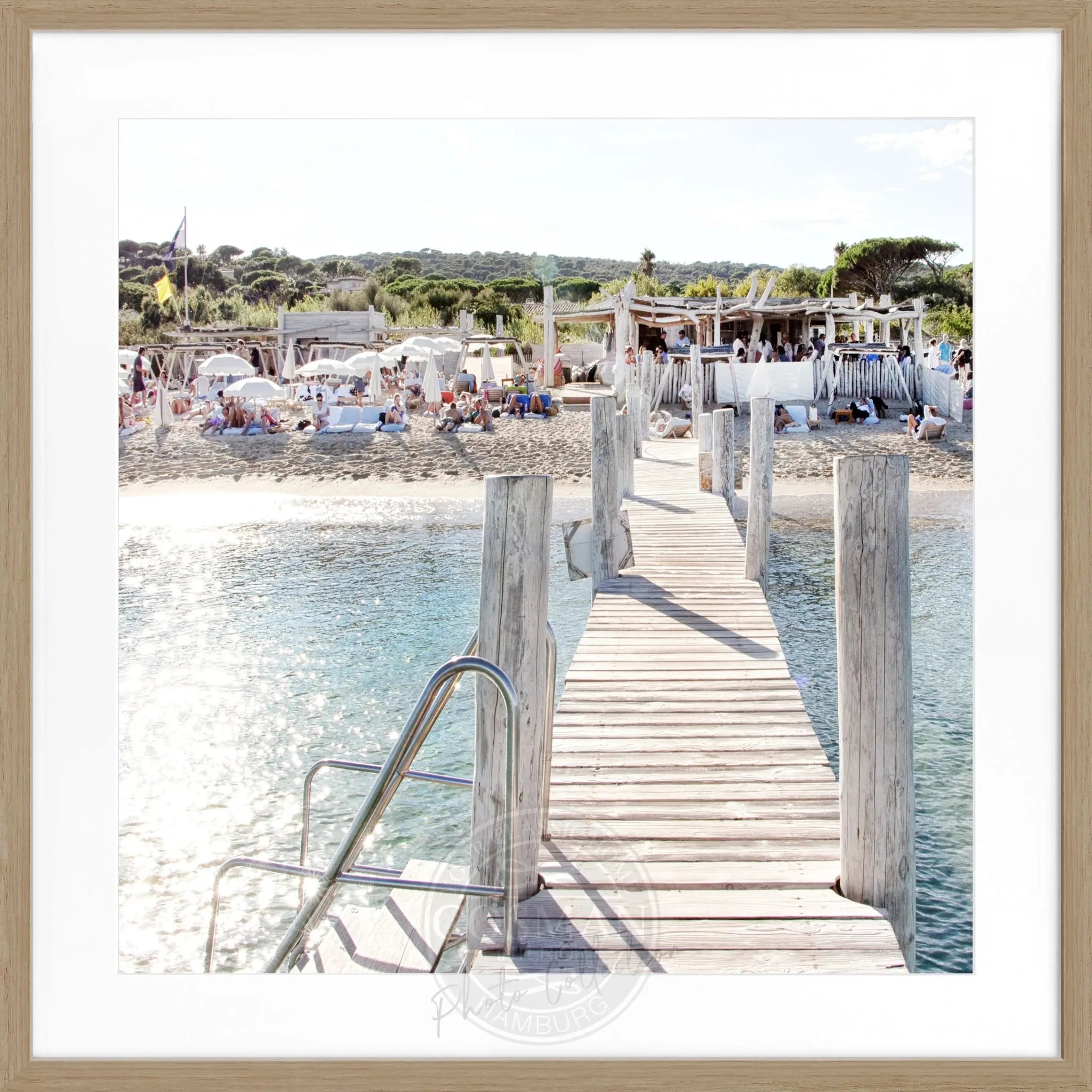 Schwarz-weiß Poster mit Rahmen, Motiv vom Le Club 55 in Saint Tropez, von Cosman-Photocollection, quadratisch 55x55cm.