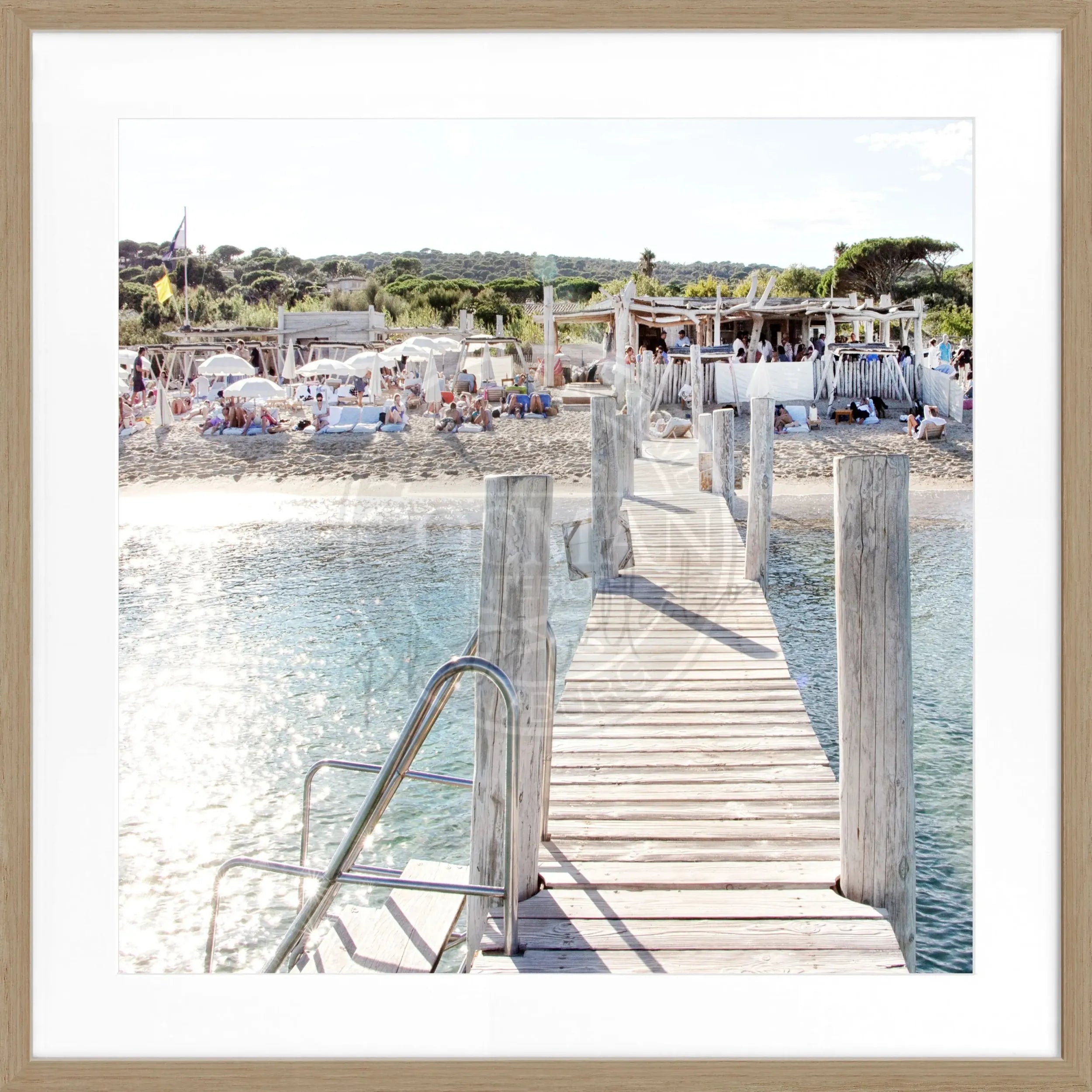 Schwarz-weiß Poster mit Rahmen, Motiv vom Le Club 55 in Saint Tropez, von Cosman-Photocollection, quadratisch 55x55cm.