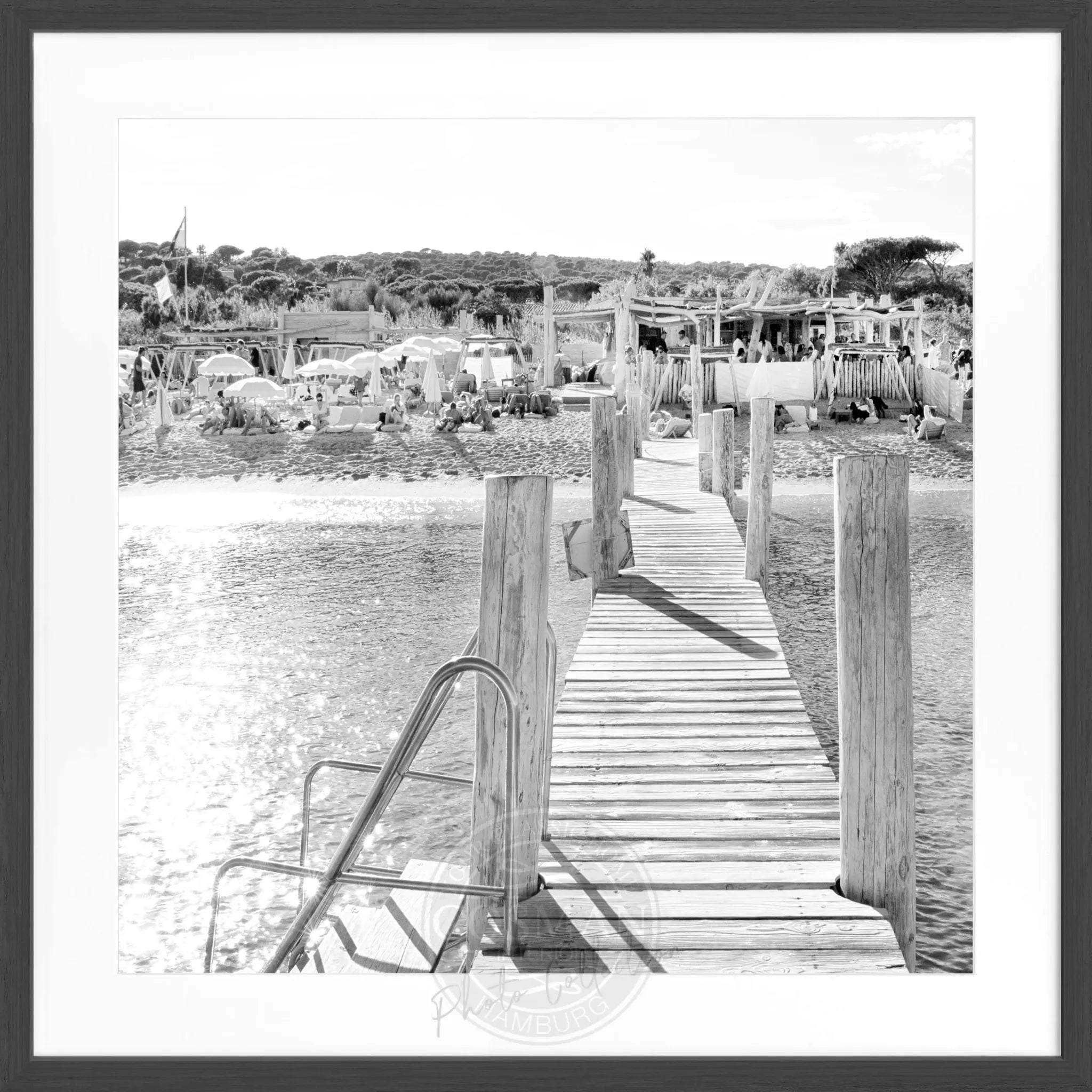 Schwarz-weiß Poster mit Rahmen von Cosman-Photocollection, Motiv 'Le Club 55' in Saint Tropez, quadratisch 55x55 cm