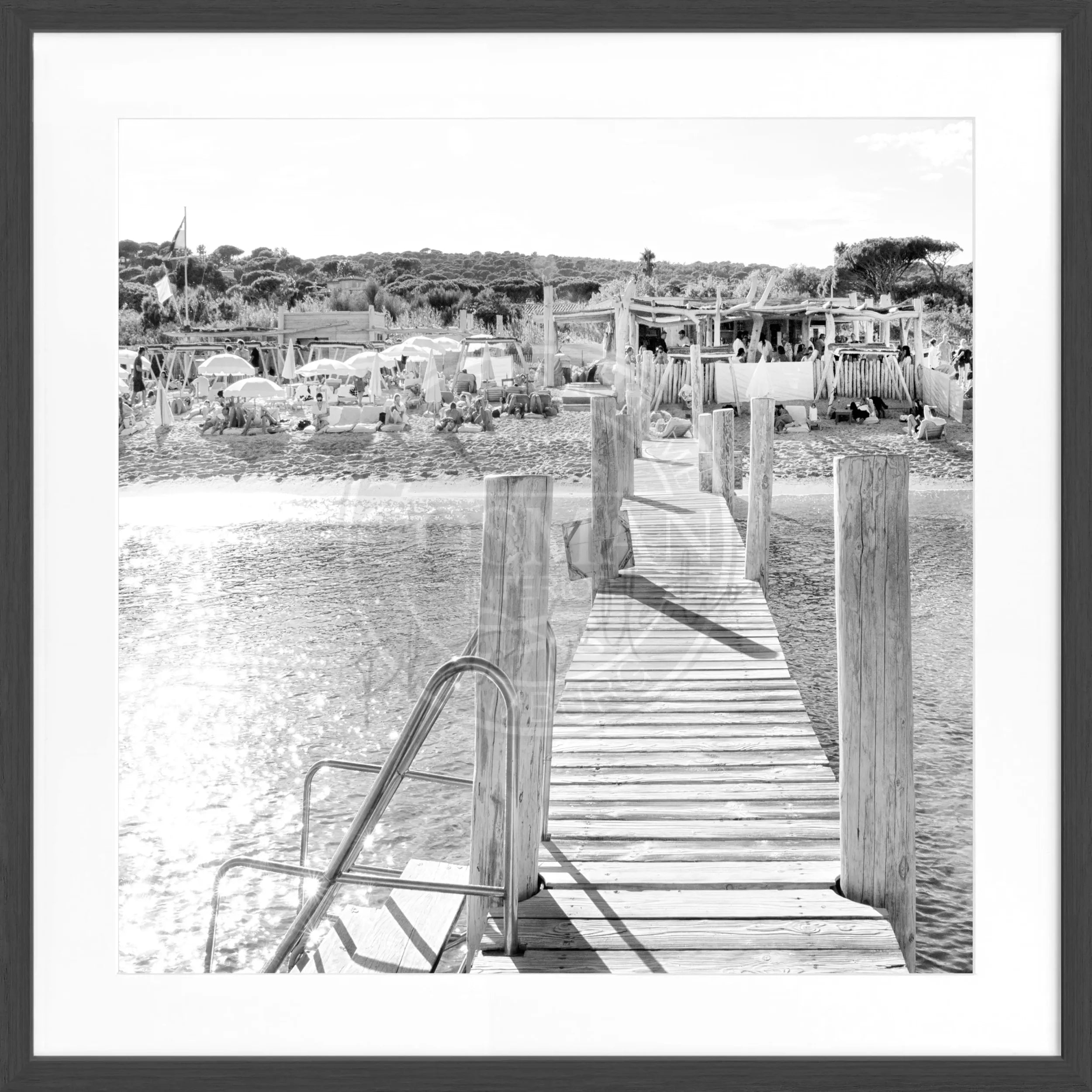Schwarz-weiß Poster mit Rahmen von Cosman-Photocollection, Motiv 'Le Club 55' in Saint Tropez, quadratisch 55x55 cm