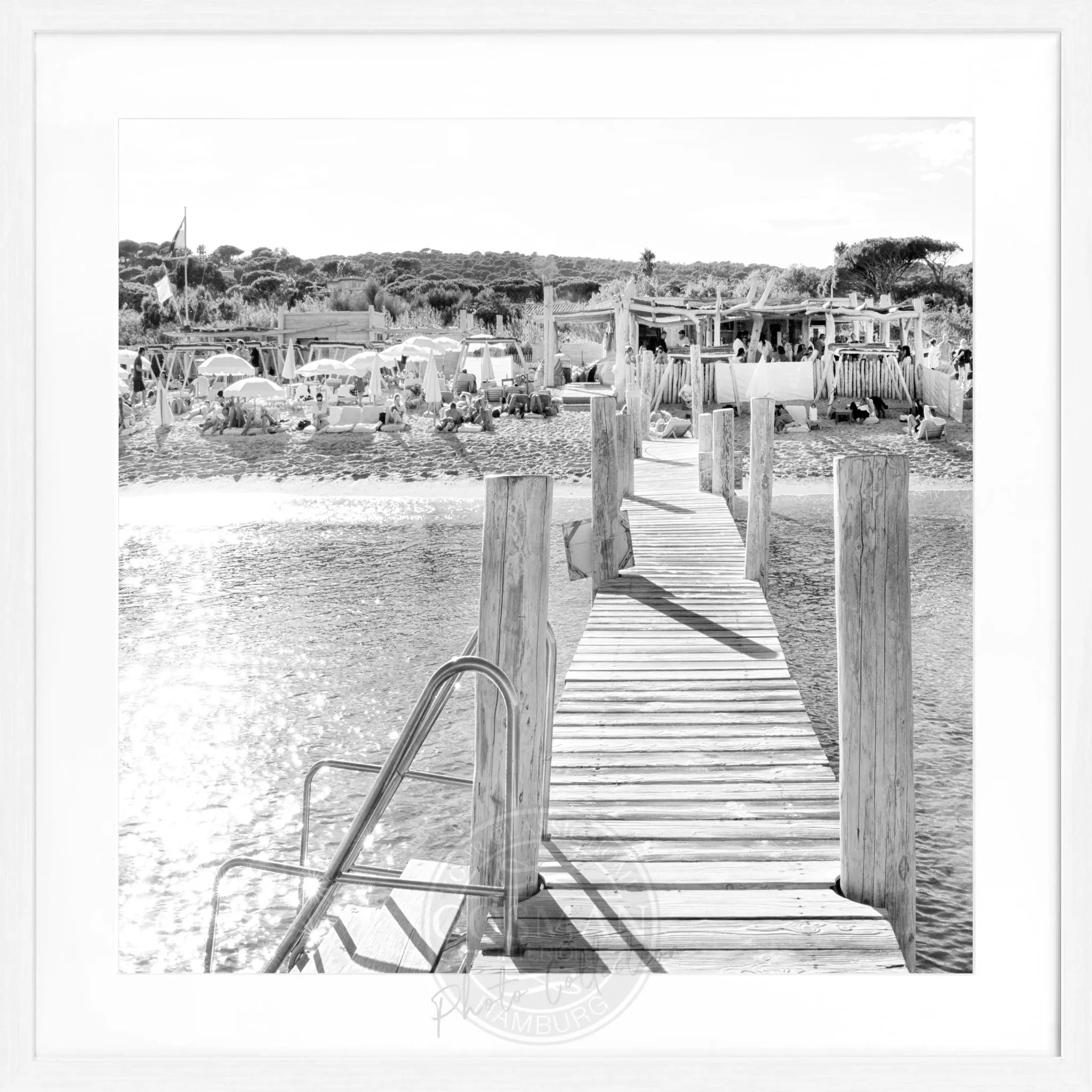 Schwarz-weiß Poster mit Rahmen ’Steg Le Club 55’ Saint Tropez, quadratisch 55x55cm, von Cosman-Photocollection.