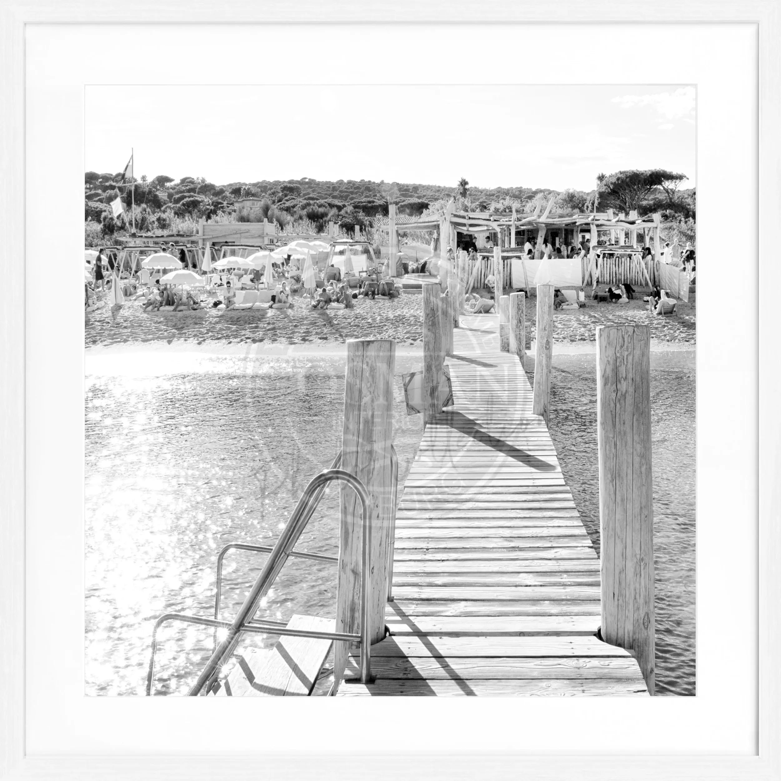 Schwarz-weiß Poster mit Rahmen ’Steg Le Club 55’ Saint Tropez, quadratisch 55x55cm, von Cosman-Photocollection.