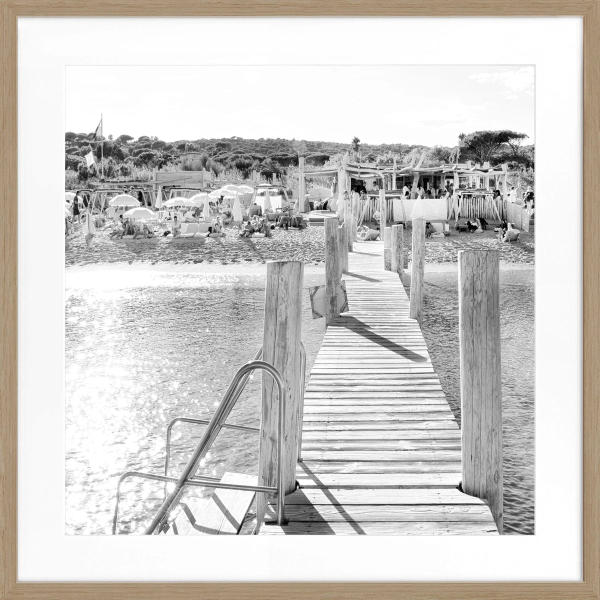 Schwarz-weiß Poster mit Rahmen 'Steg Le Club 55' Saint Tropez, quadratisch 55x55 cm, von Cosman-Photocollection.